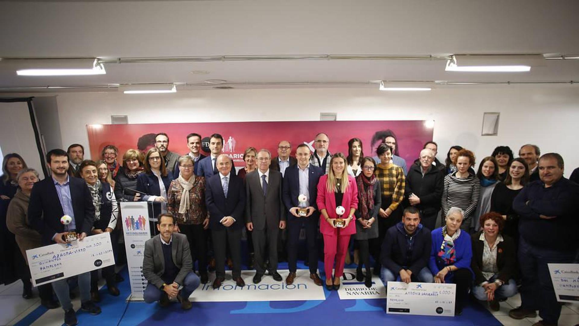 Foto de familia de los ganadores, organizadores y representantes de las entidades beneficiaras del Reto Solidario.