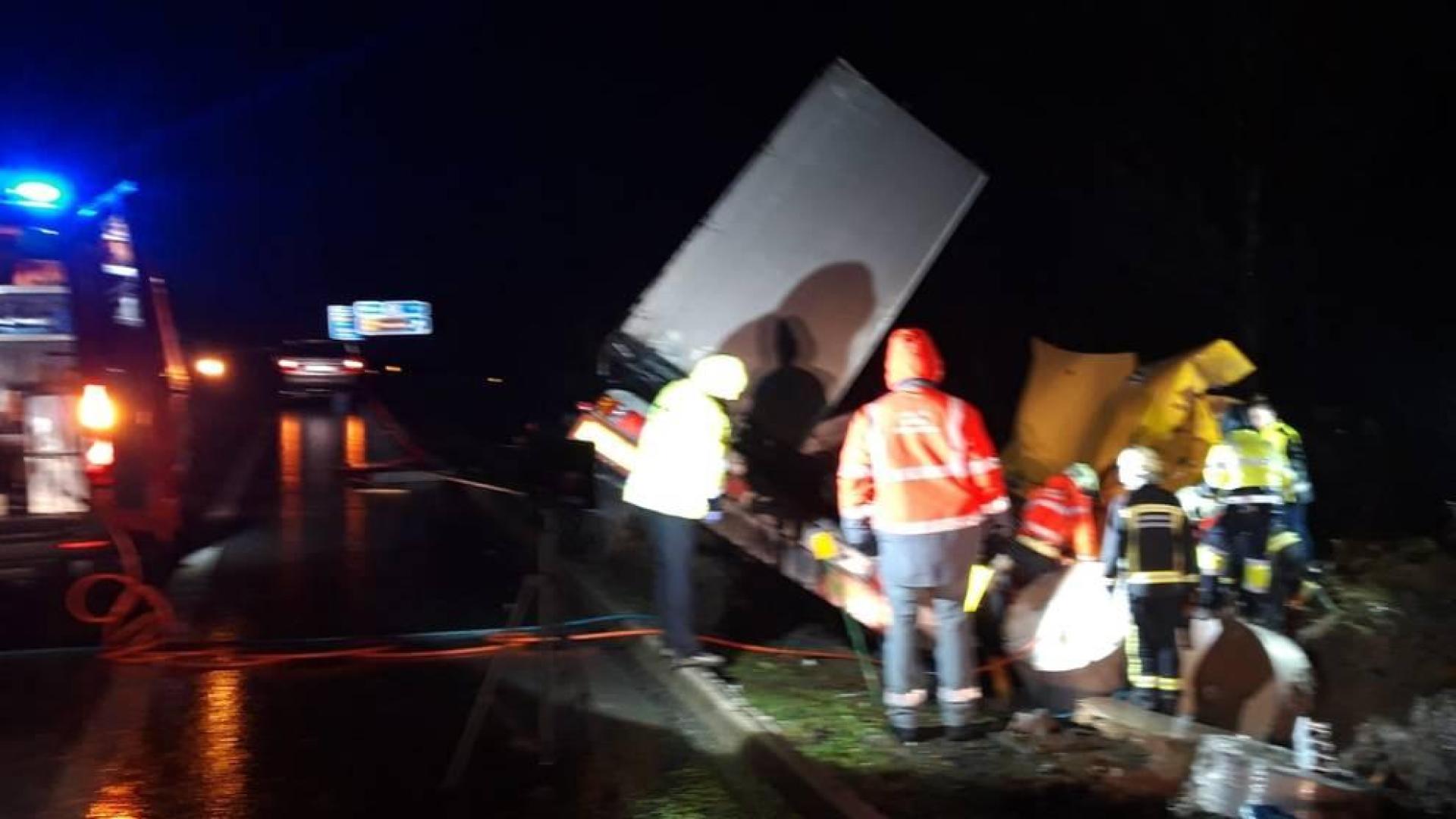Un camionero, herido grave al salirse de la vía en la A-15, en Areso
