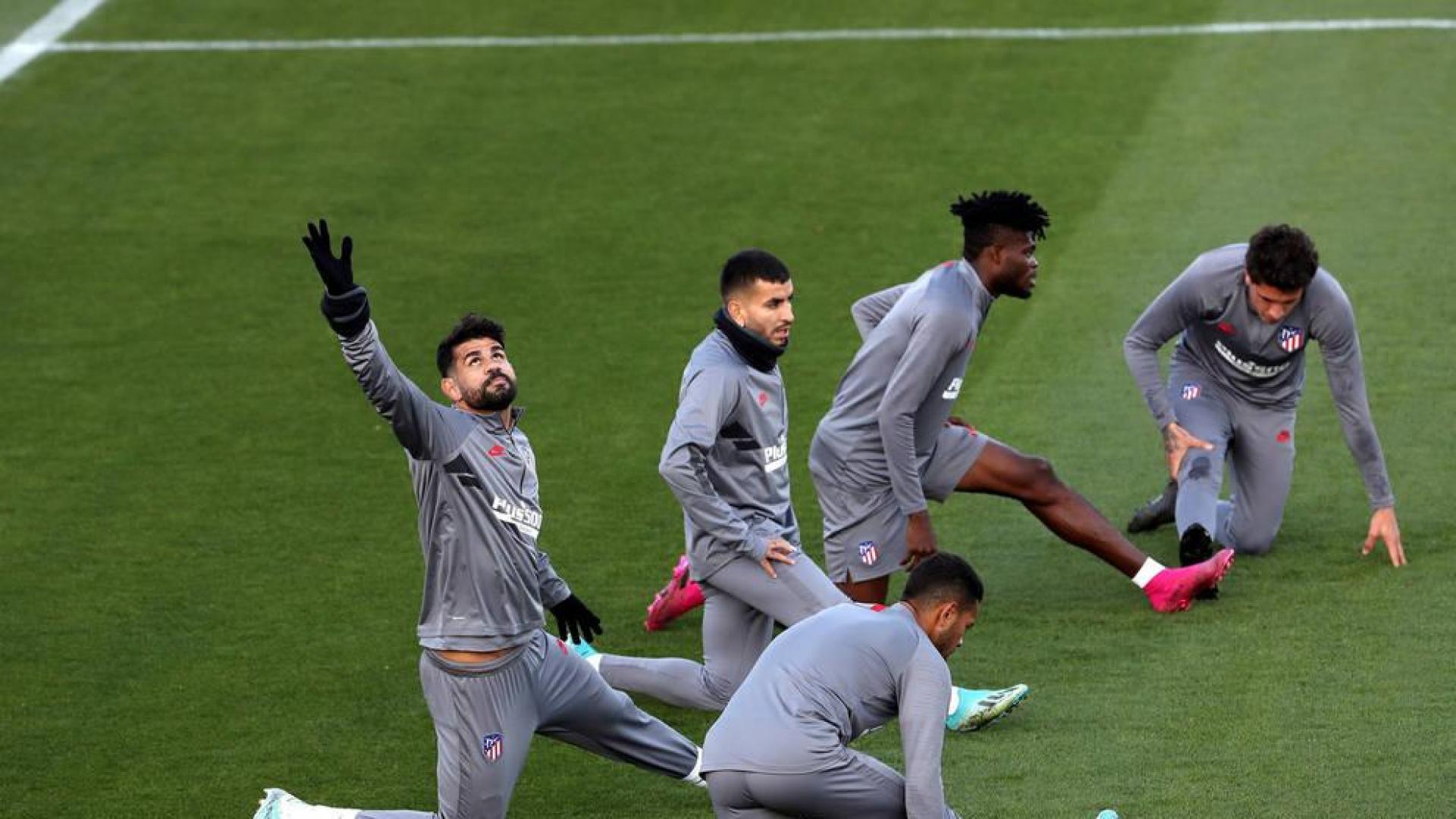 Los jugadores del Atlético de Madrid, Renan Lodi, Diego Costa, Ángel Correa, Thomas Partey y José María Giménez, participan en una sesión de entrenamiento en la Ciudad Deportiva Wanda