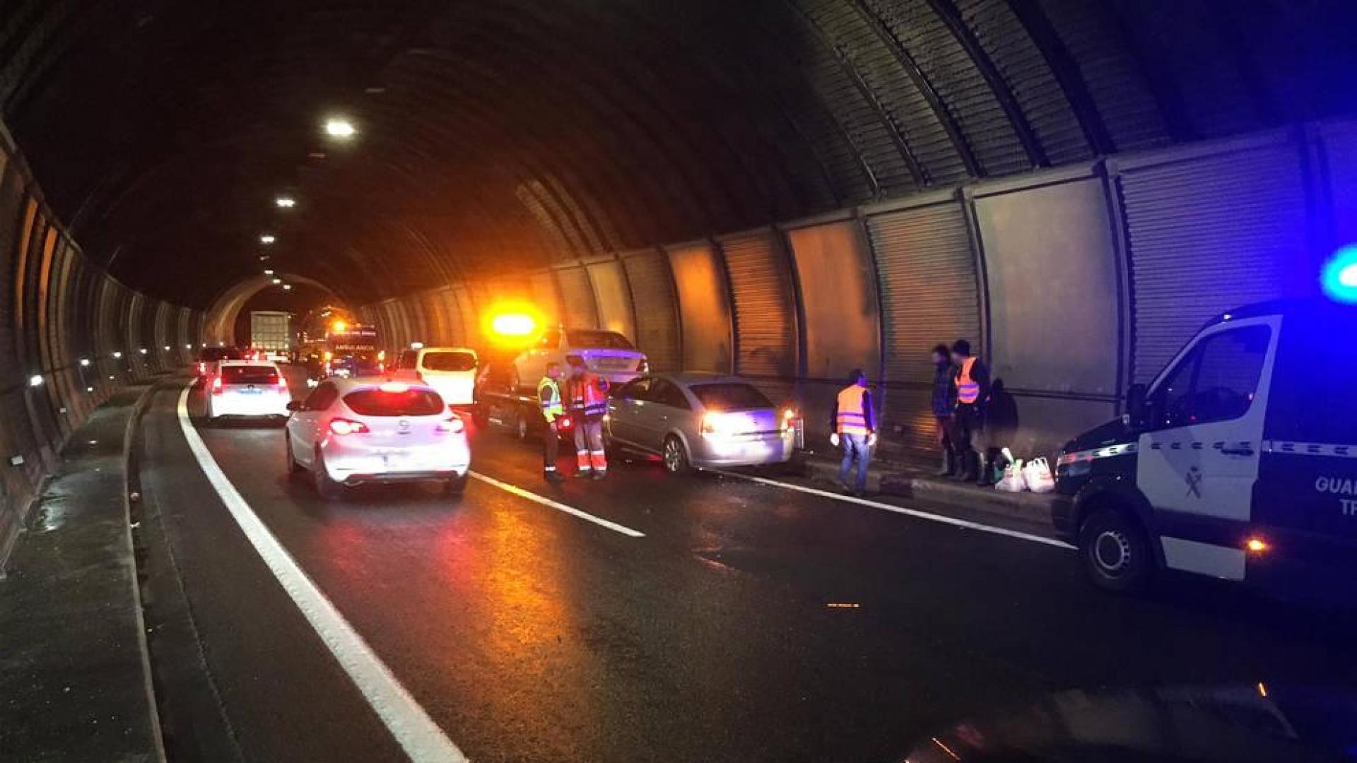 Un camión hace la tijera y bloquea la circulación en la A-15, en Irurtzun