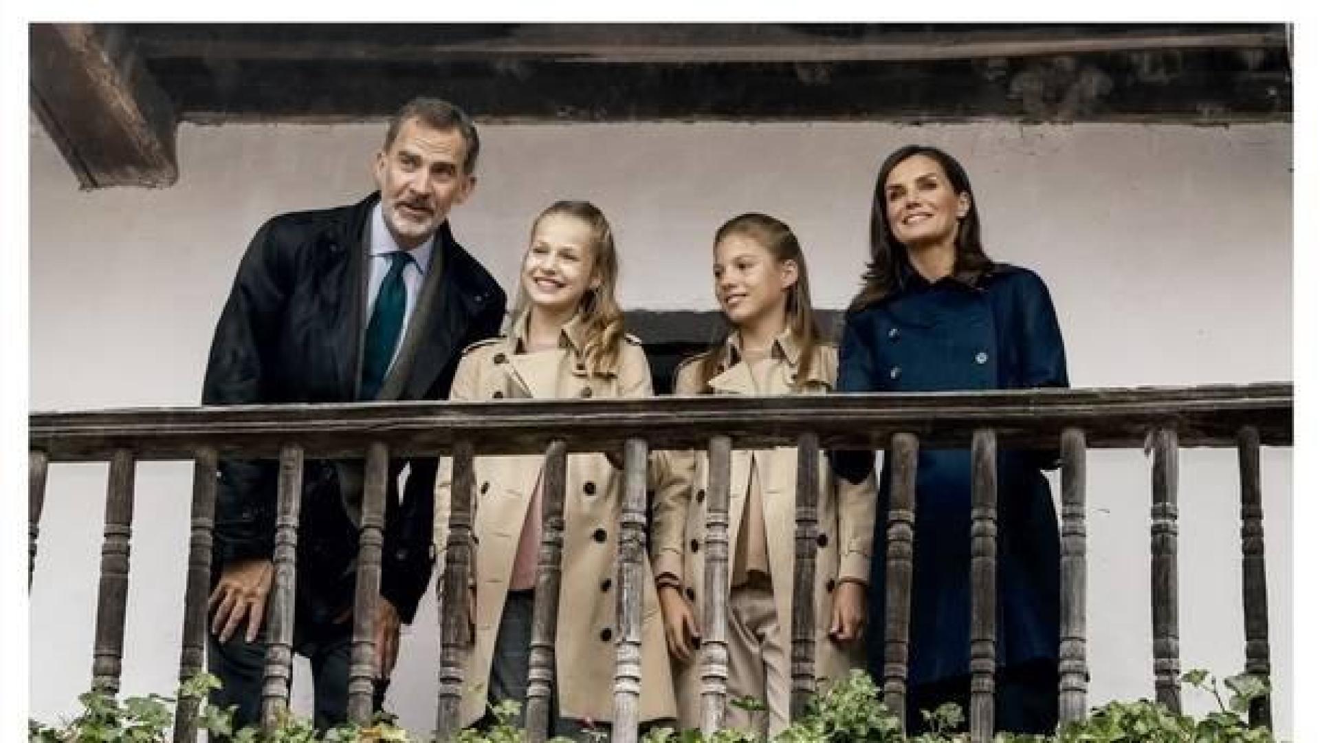 Los reyes y sus hijas felicitan la Navidad desde el pueblo ejemplar asturiano