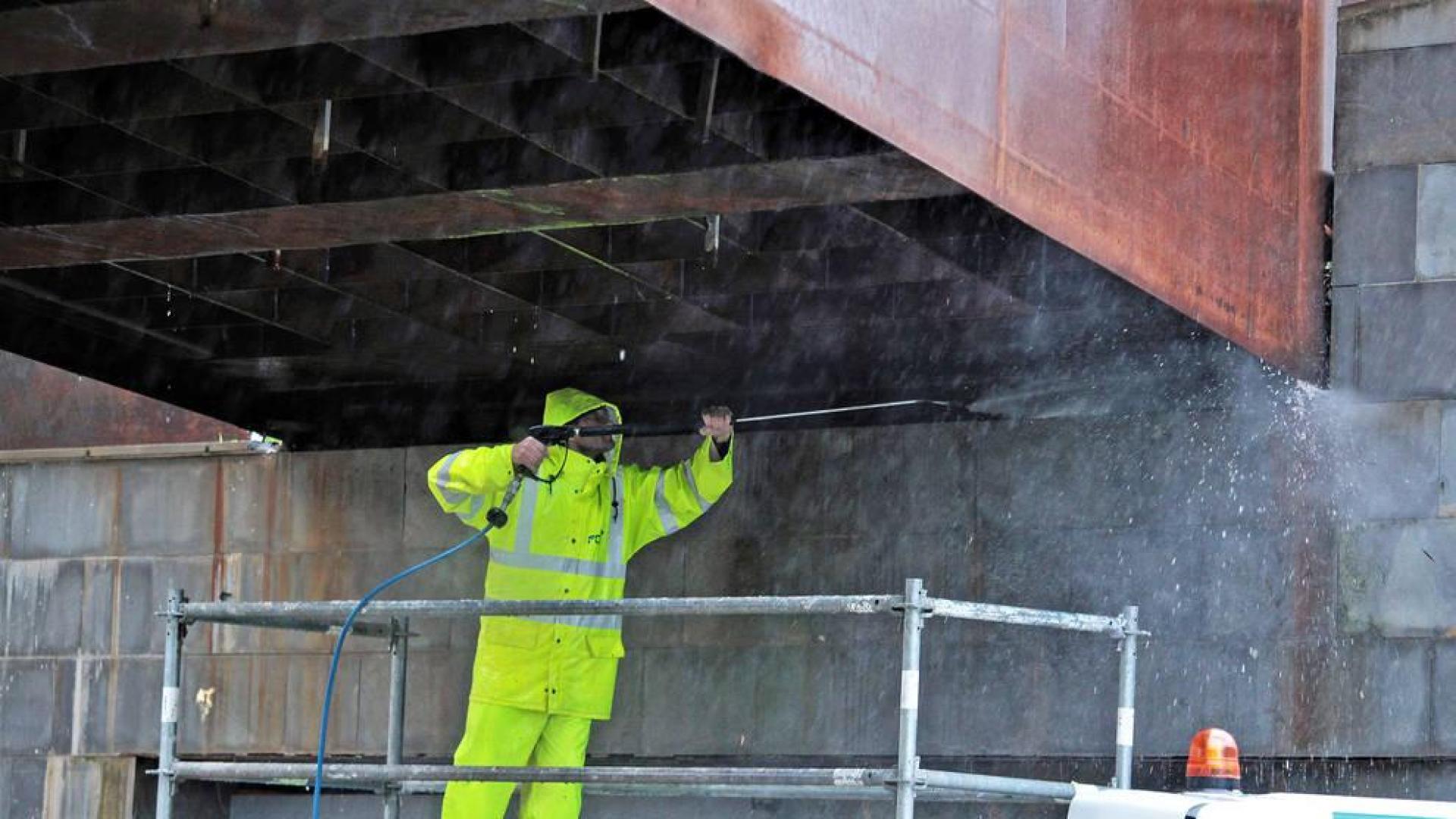 La lluvia no impide el trabajo en la pasarela de Labrit, que avanza deprisa