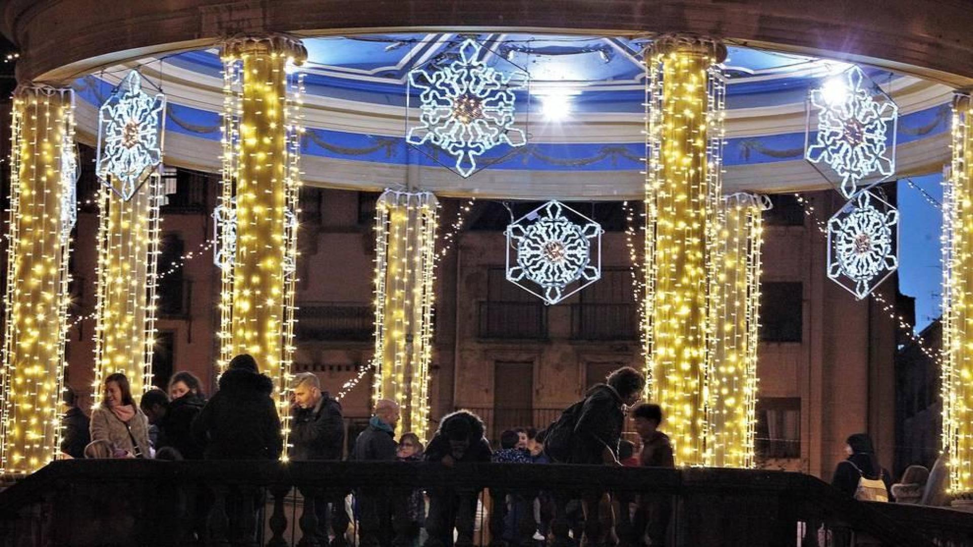 Pamplona dio este viernes comienzo a la Navidad con el encendido de un millón de puntos de luz que hasta el próximo 6 de enero iluminarán las noches de la capital navarra.