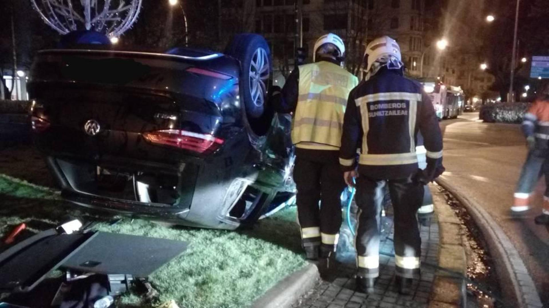Así quedó el coche volcado en la fuente de la Plaza Príncipe de Viana de Pamplona
