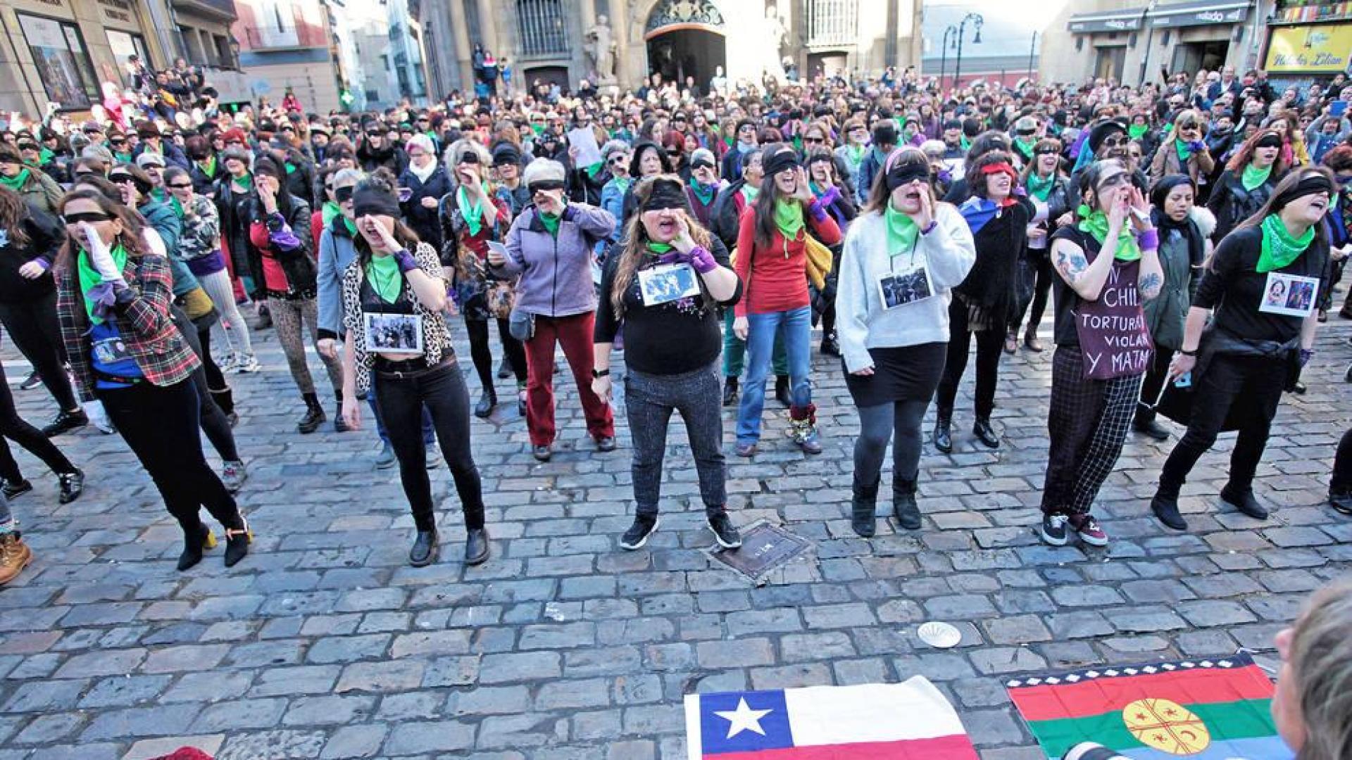 Performance 'Un violador en tu camino', movilización en Pamplona contra "la violación de derechos humanos en Chile"