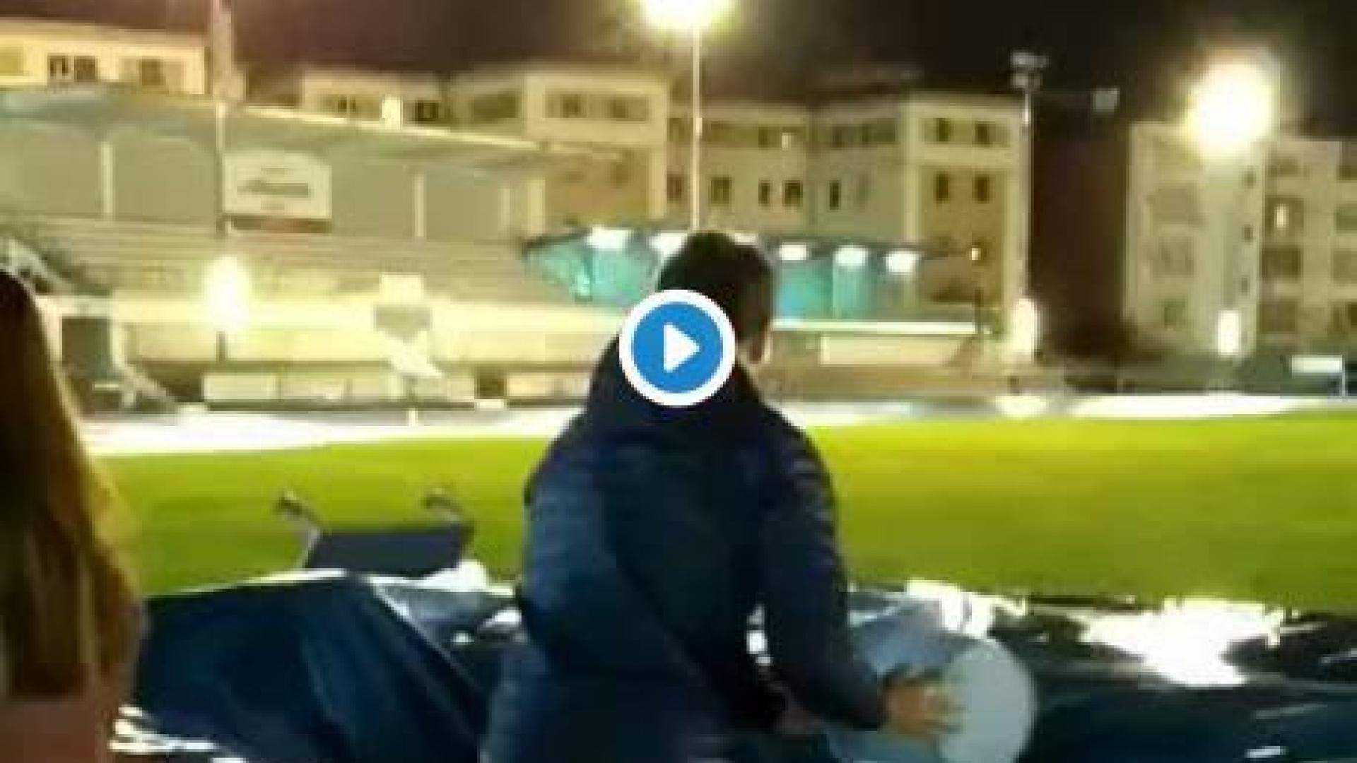 La última de Larrabide: atletas achicando agua de la colchoneta de salto