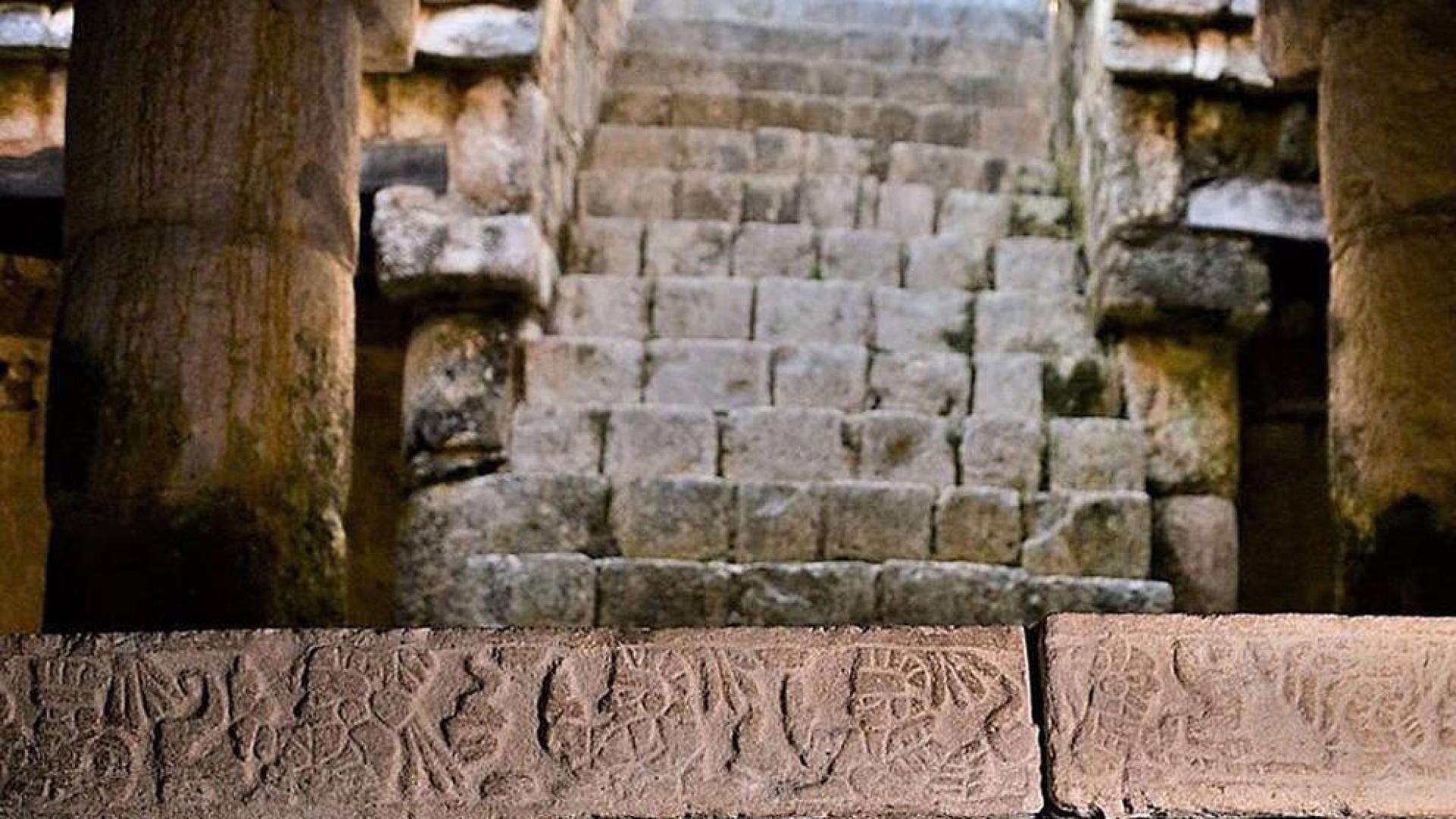 Mesa de piedra tallada que se ha hallado en la zona arqueológica de Chichén Itzá, en el estado de Yucatán (México).