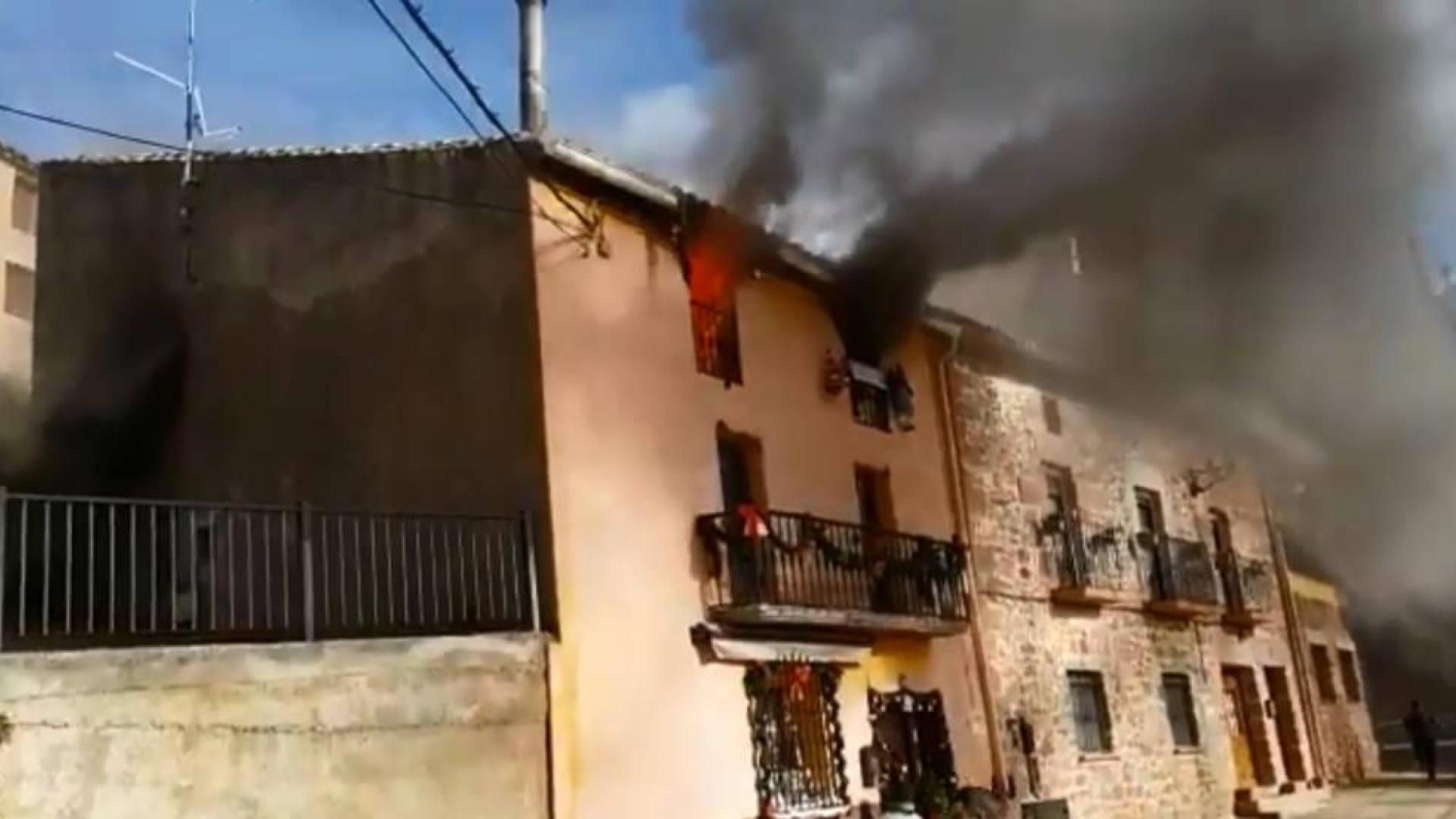 Un incendio causa graves daños en una vivienda en Mues