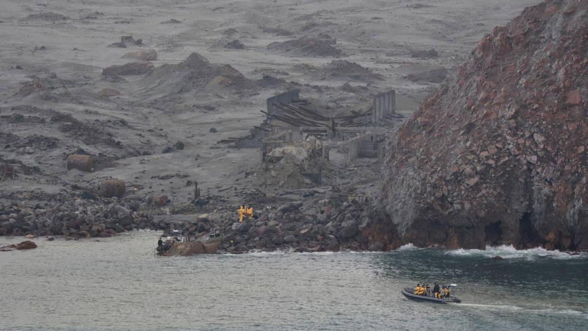 Los equipos de rescate buscan dos cuerpos más tras la erupción volcánica en Isla Blanca