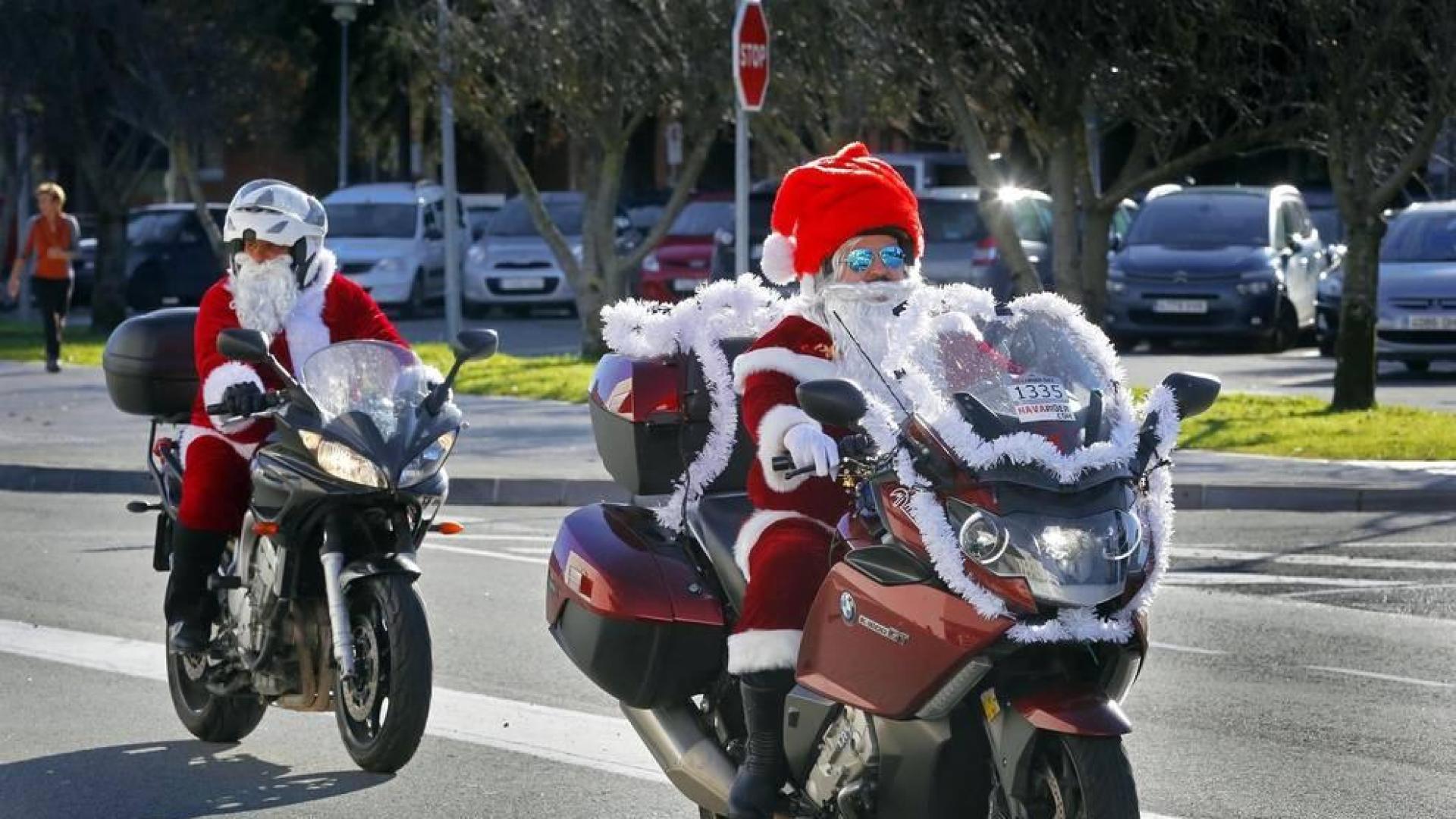 Decenas de Papá y Mamá Noel han acudido este domingo en una caravana de motos hasta el Complejo Hospitalario de Navarra para repartir juguetes entre los niños ingresados.