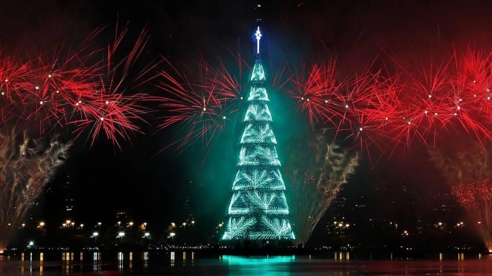 La imponente estructura metálica de 70 metros de altura se iluminó en un juego de luces multicolor sobre la laguna Rodrigo de Freitas, uno de los lugares más icónicos