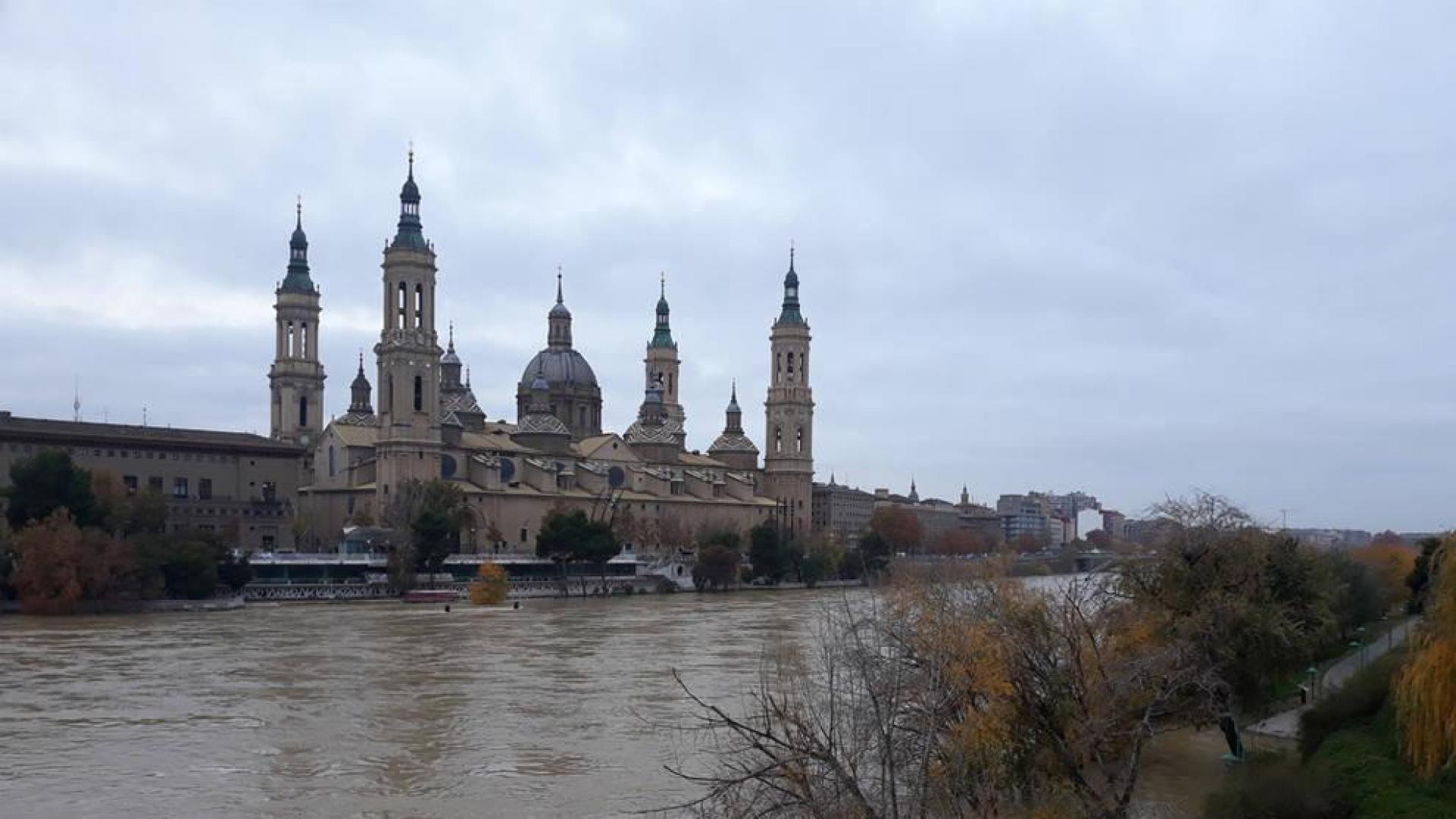 Zaragoza recibe la crecida sin incidencias y con evacuaciones preventivas