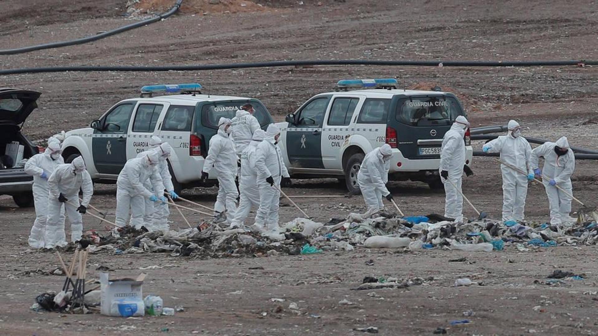 Personal de la Entidad Metropolitana de Tratamiento de Residuos buscan el cuerpo de Marta Calvo en el vertedero de Dos Aguas