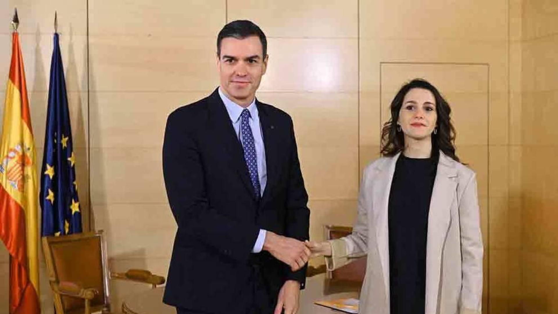 foto de Pedro Sánchez  al inicio de la reunión con Inés Arrimadas