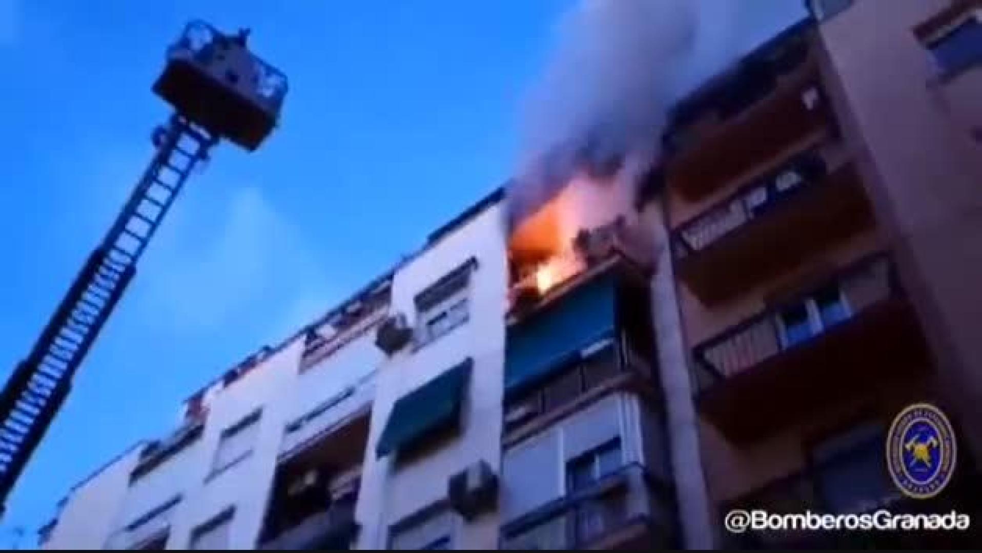 Un accidente doméstico provoca un angustioso incendio en Granada