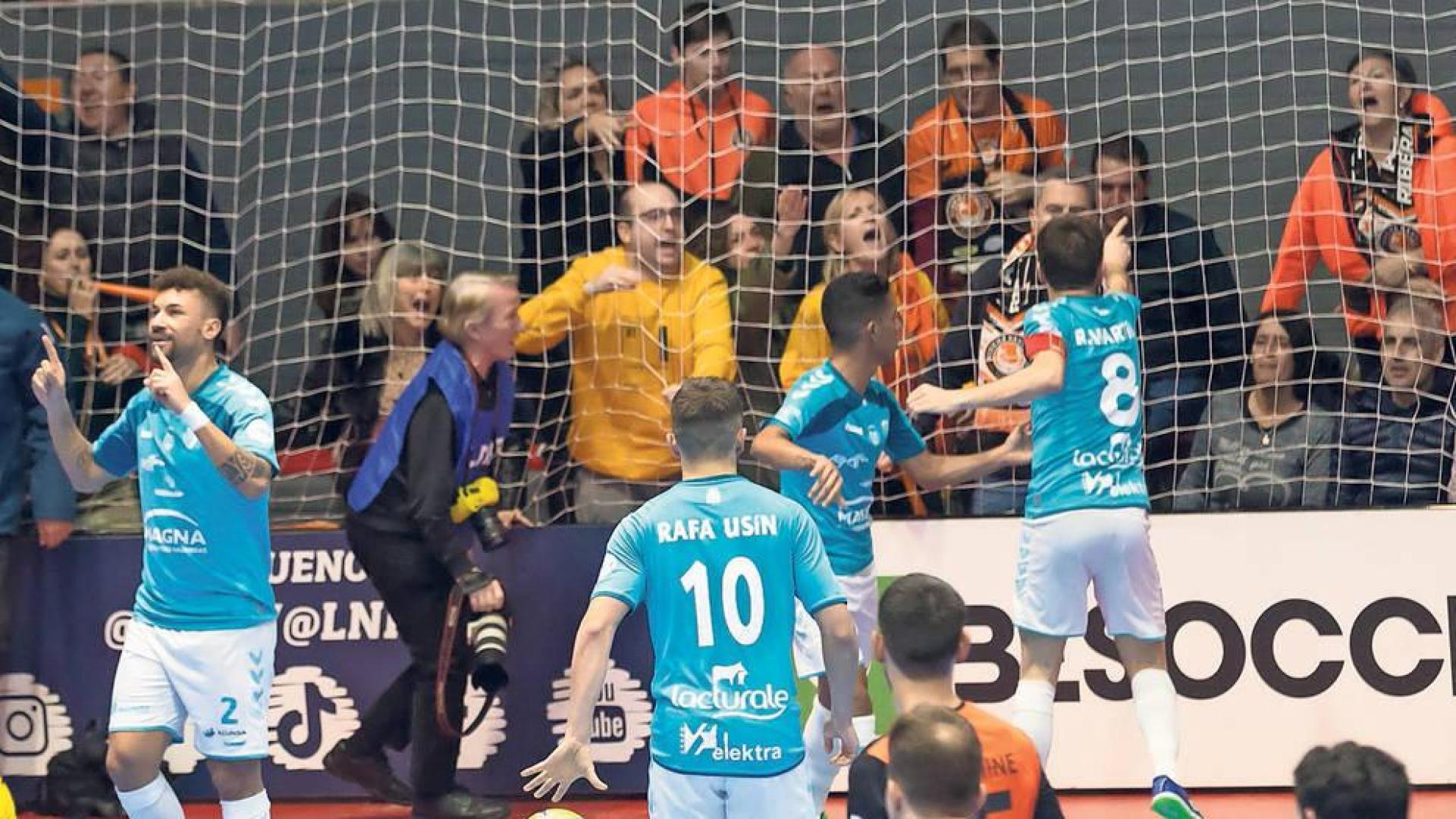 Momento en el que Roberto Martil señala al aficionado que llamó "negro de mierda" a Araça.