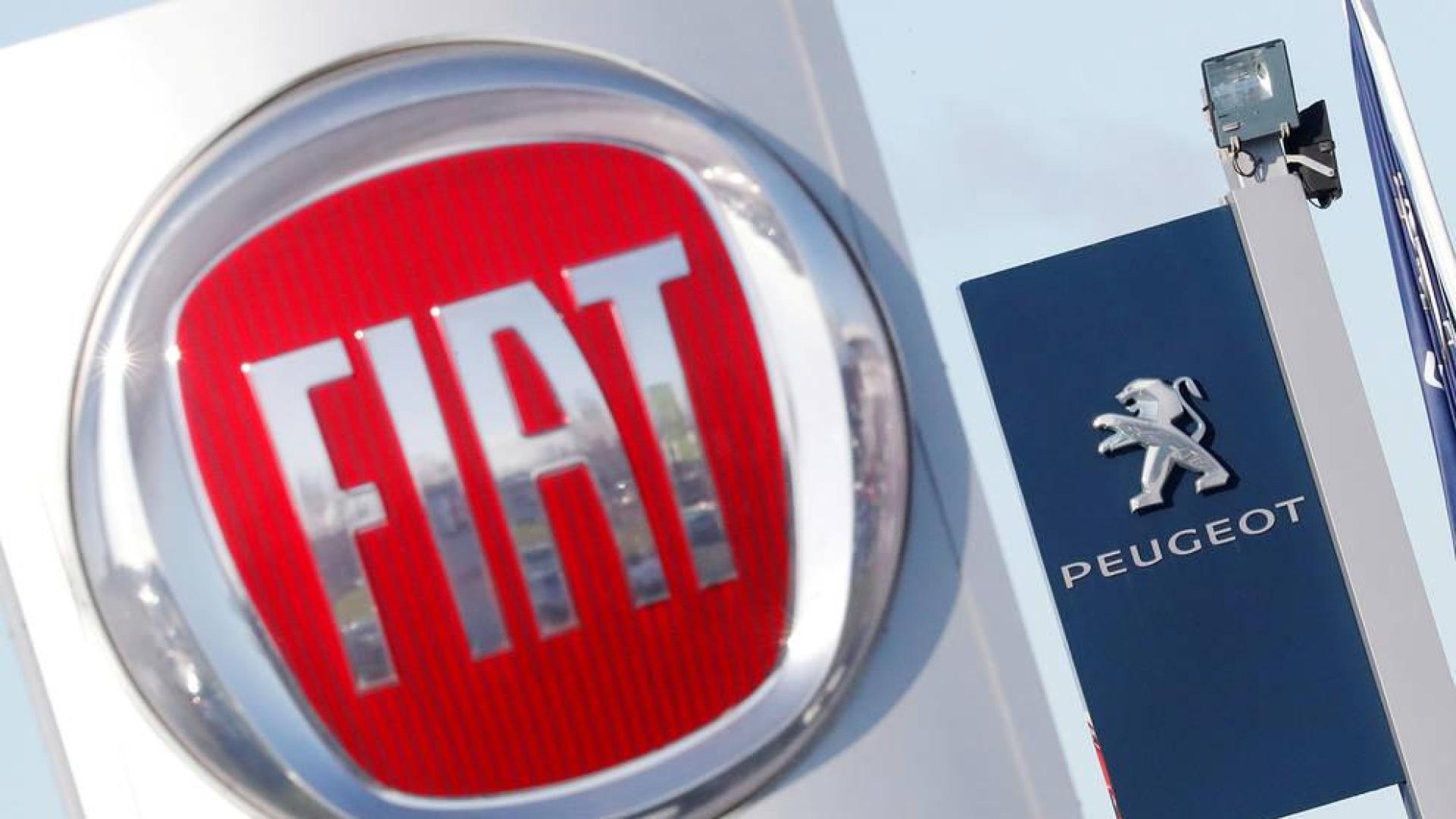 Logotipos de Fiat y Peugeot en Saint-Nazaire, Francia.