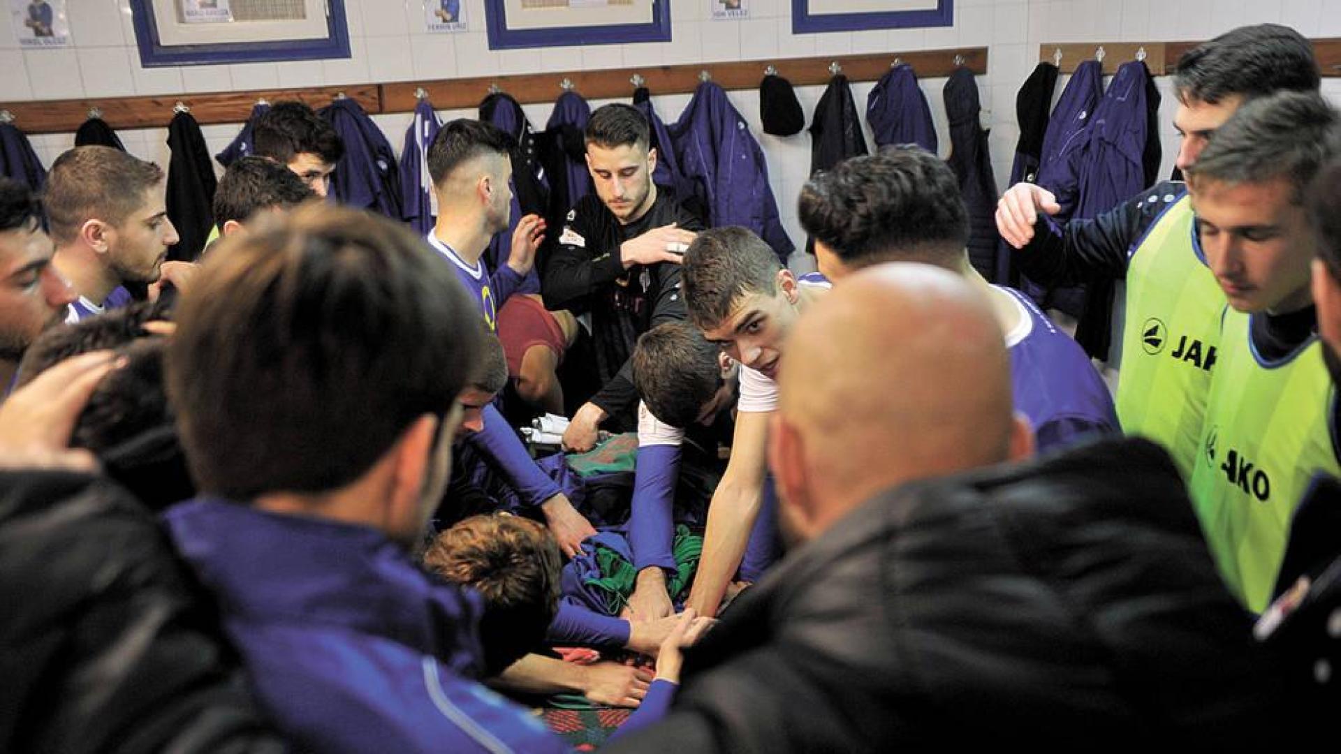 Cuerpo técnico y jugadores hicieron un 'grito de guerra' antes del inicio del partido.
