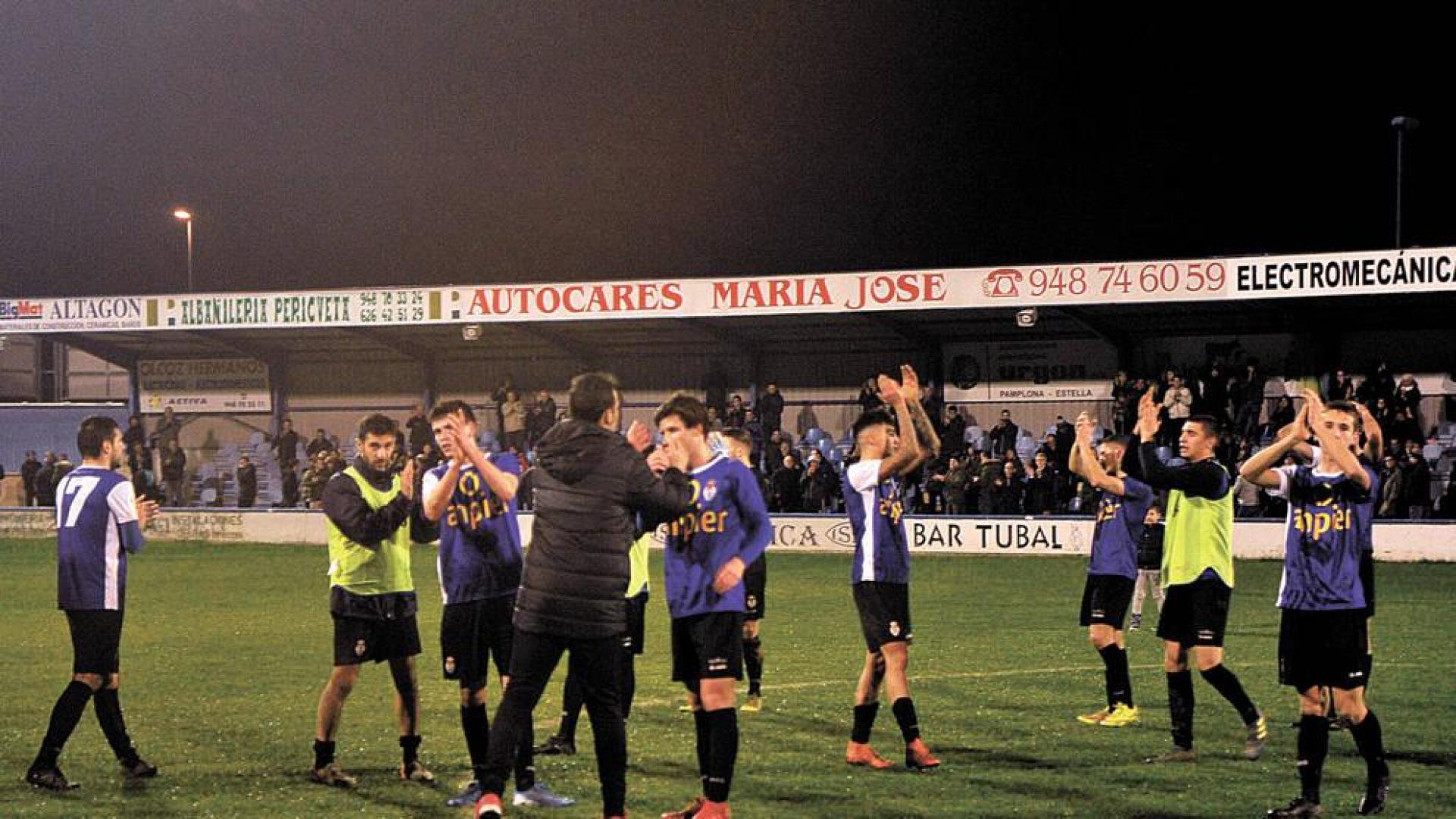 Los jugadores de la Peña Sport, en el centro del campo, agradecen el apoyo de la afición en el campo San Francisco de Tafalla.