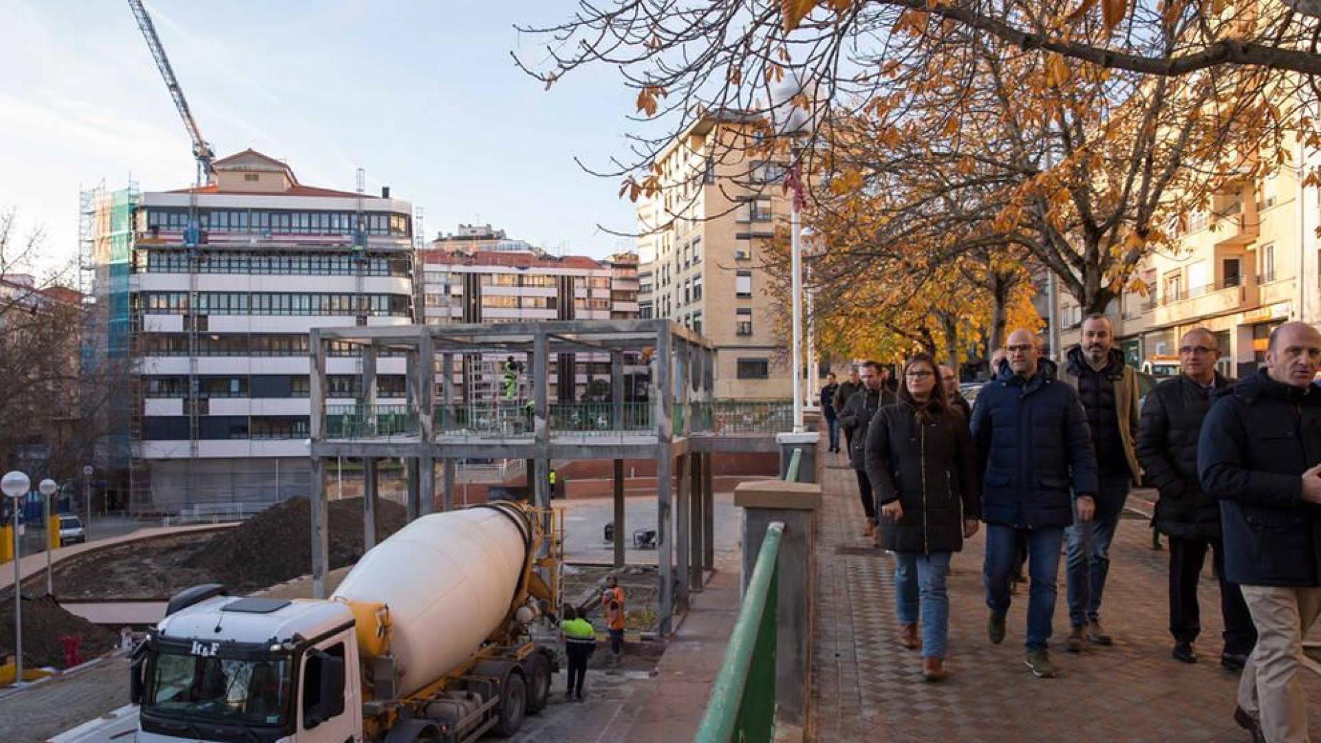 Renovado el pavimento de la plaza del Búho, que estrena espacios verdes