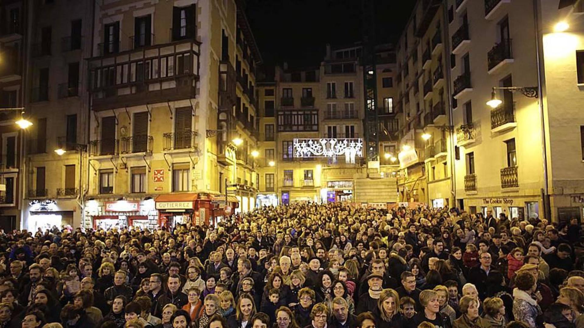 El grupo de música 'Motxila 21', formado por doce jóvenes con síndrome de Down, se encargó de leer el pregón navideño de Pamplona en un acto en el que también participaron Coro Infantil del Orfeón Pamplonés y la Pía Unión de Pastores de Belén.