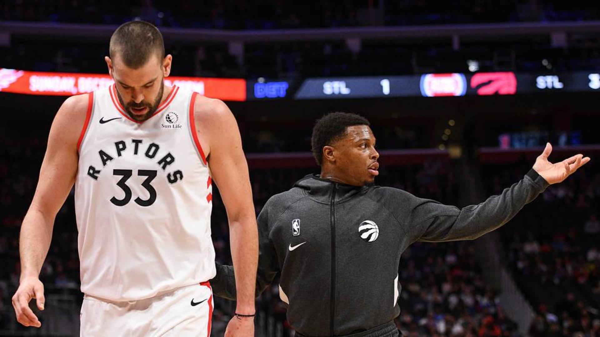 Marc Gasol se retira cabizbajo de la cancha.