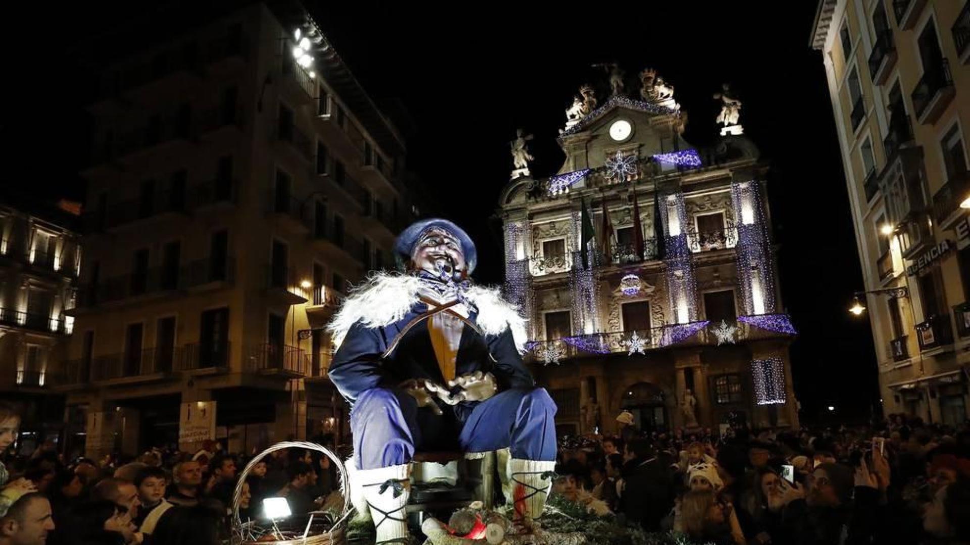 Paso de la tradicional comitiva del carbonero por las calles de la capital navarra dando inicio a las Navidades 2018