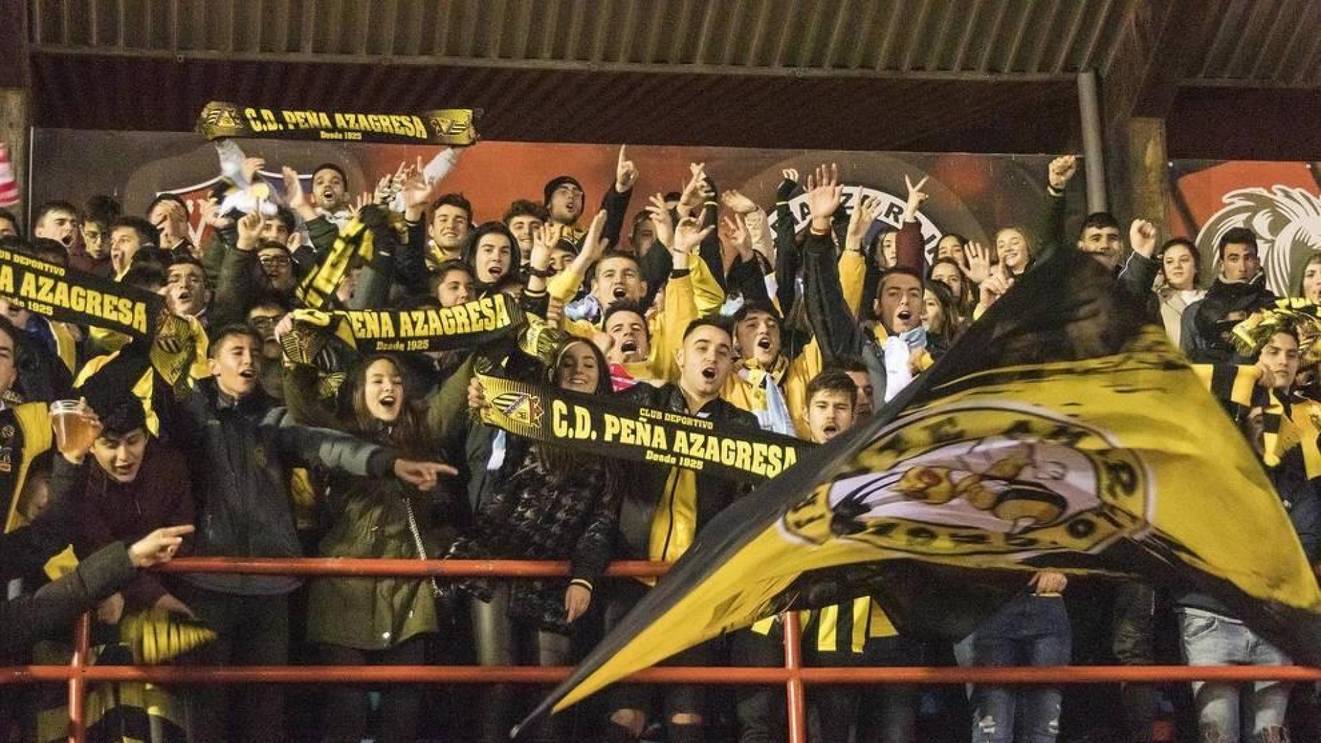 Los aficionados de la Peña Azagresa animaron a su equipo sin parar en las gradas de La Planilla.