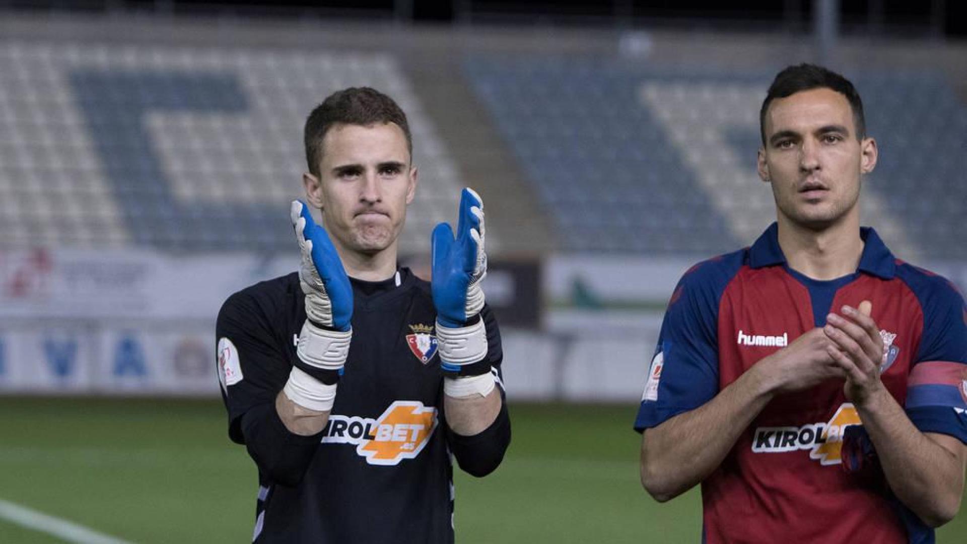 Iñaki Álvarez, junto a Unai García, aplaude a la grada.