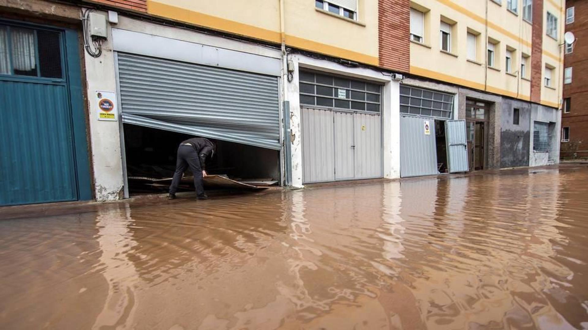 La localidad cántabraha amanecido teñida del marrón del lodo