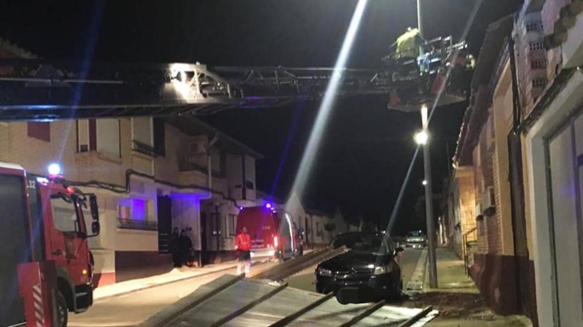 Cae a la calle un tejado de chapa arrancado por el viento en Cabanillas