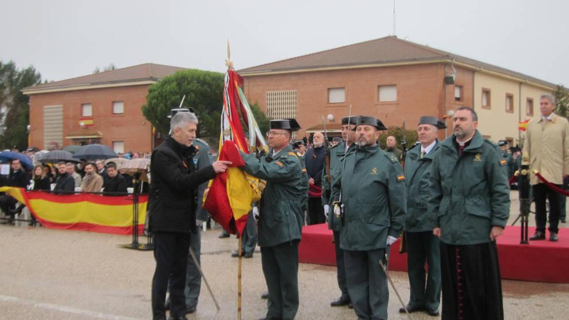Grande-Marlaska jura bandera y elogia el incremento de mujeres en la Guardia Civil