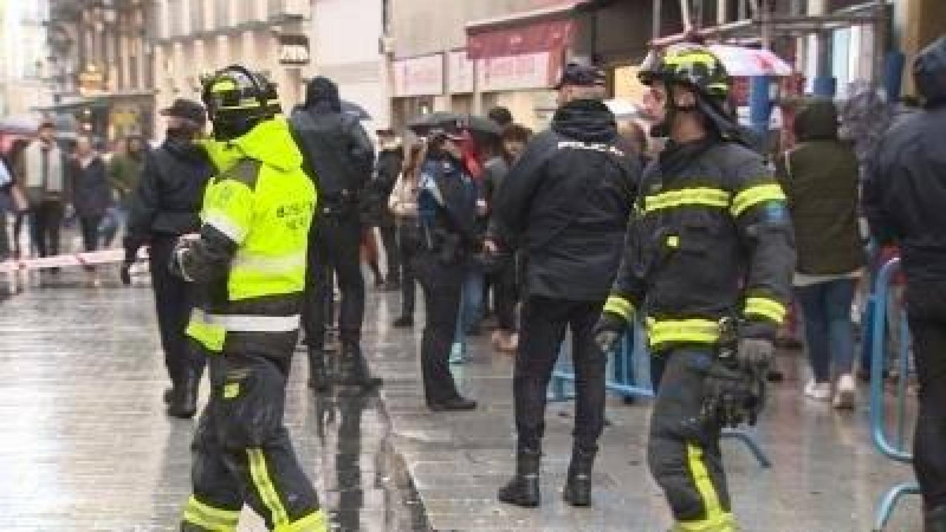 La caída de cascotes por el viento en la calle el Carmen obliga a cerrar Doña Manolita