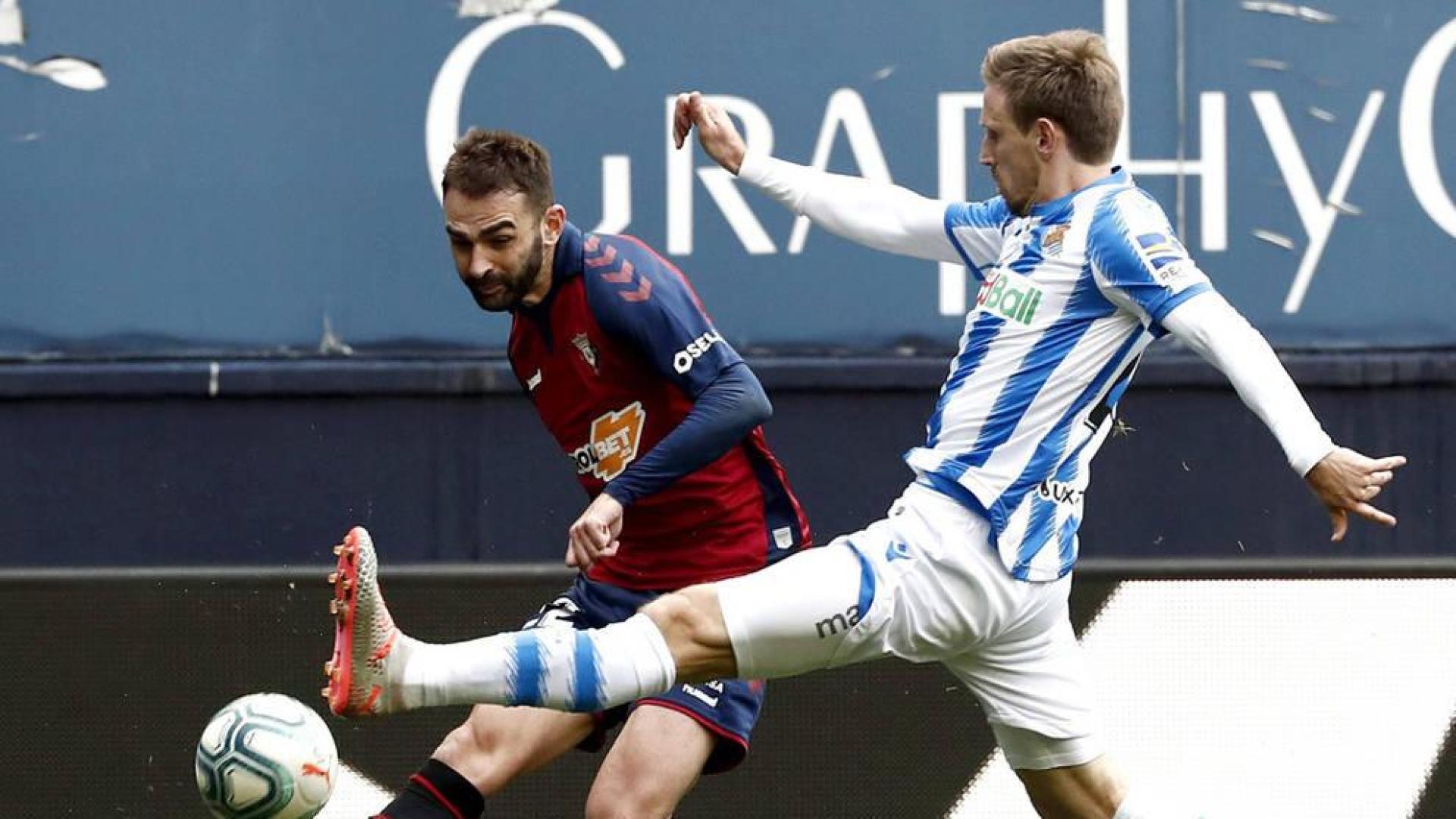 Adrián centra desde la derecha ante la oposición de Monreal.