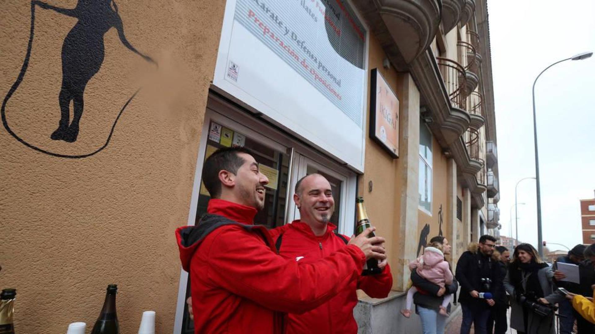 Escuela de judo reparte 80 millones del Gordo en barrio humilde de Salamanca