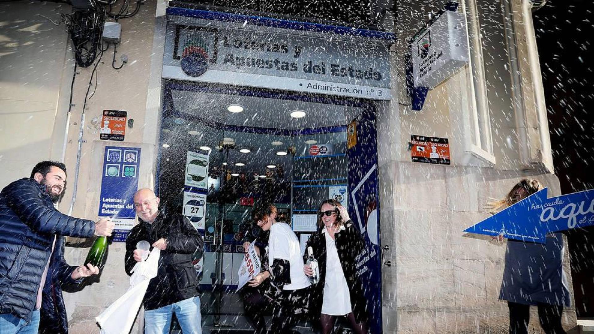 Celebraciones en el exterior de la administración de lotería nº 3 de Alcoy.