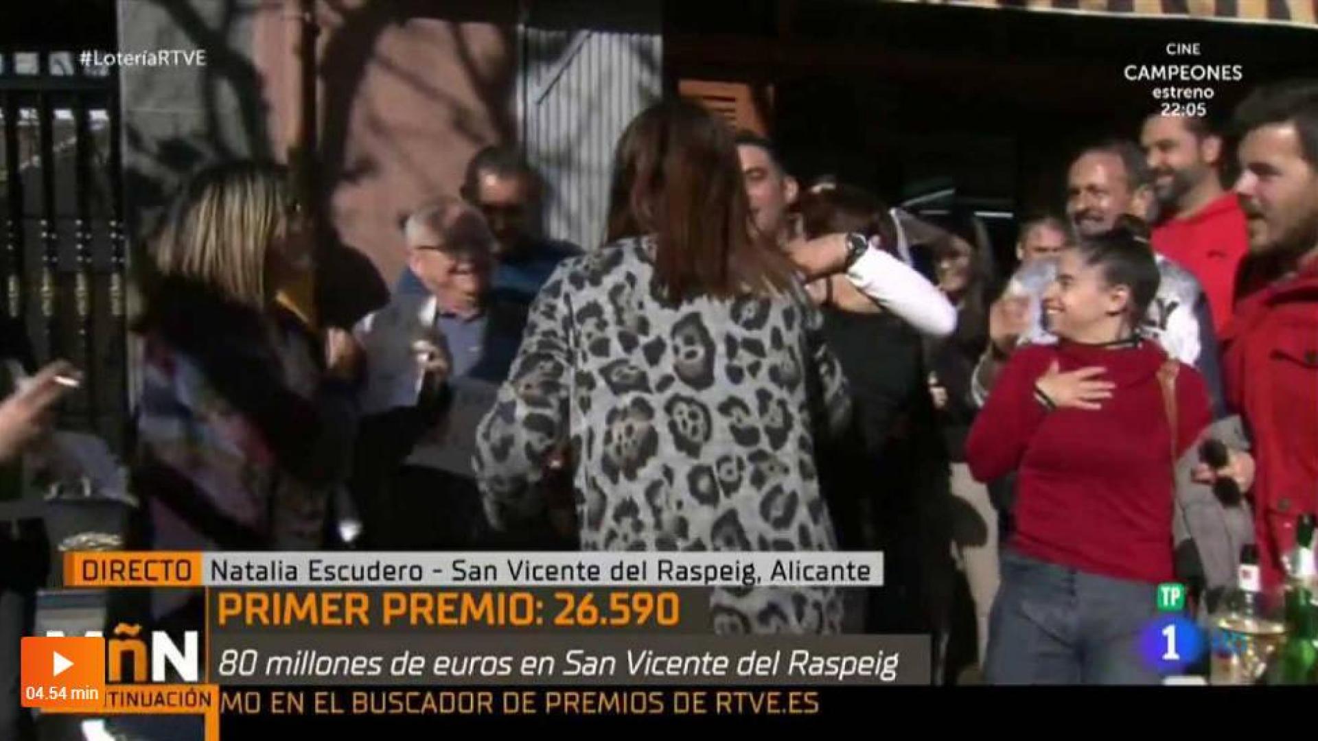 Una reportera de TVE celebra en directo que le ha tocado "un pellizco" en el sorteo de Navidad