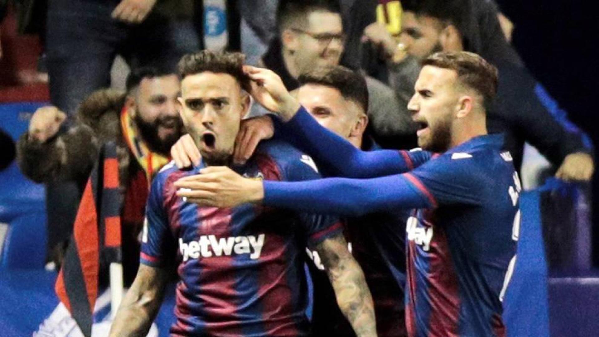 Roger Martí, felicitado por sus compañeros tras marcar el primer gol ante el Celta.
