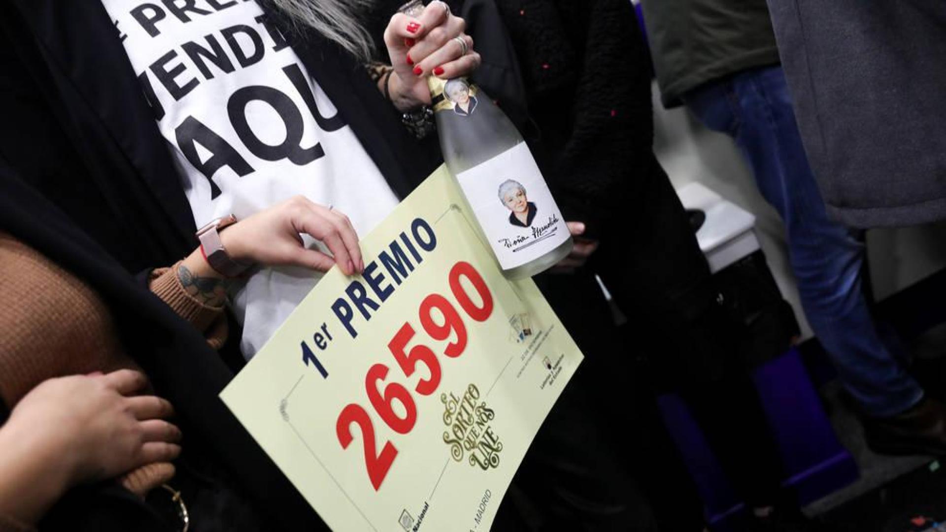 ¿De dónde salen los carteles y las camisetas con los números premiados?