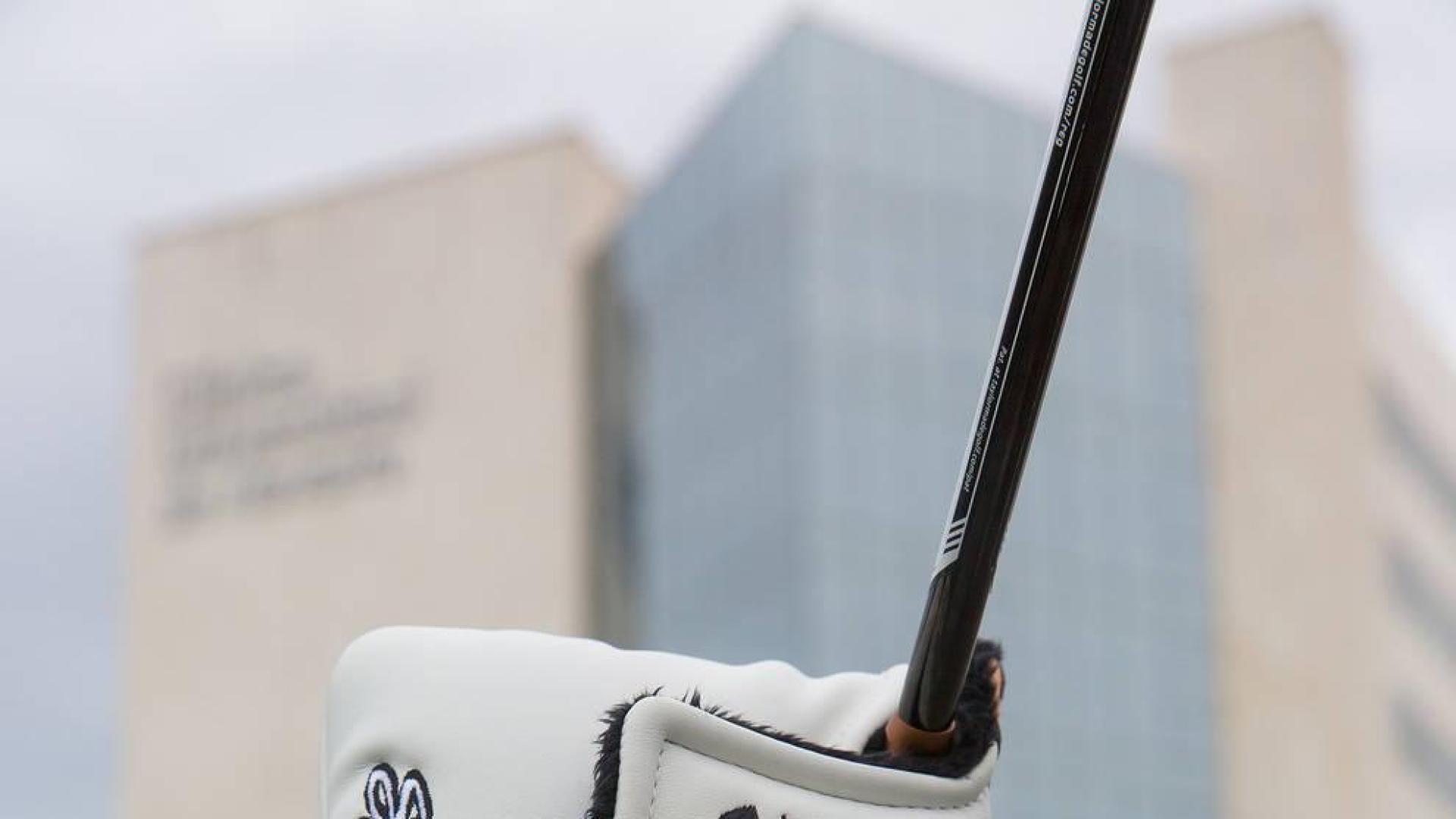El palo de golf de Jon Rham, a subasta para luchar contra el cáncer infantil