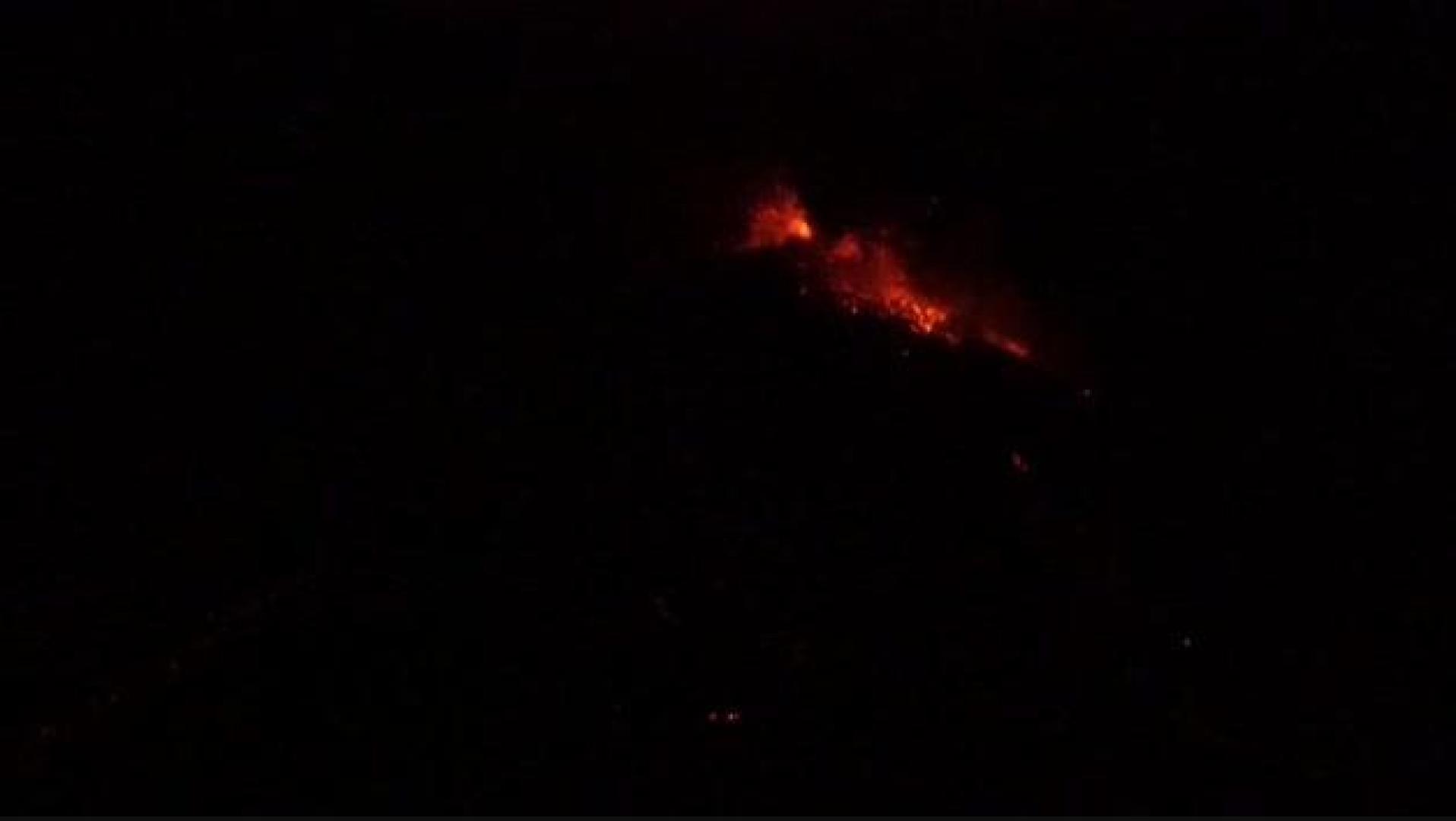 Espectacular erupción de un volcán en Ecuador