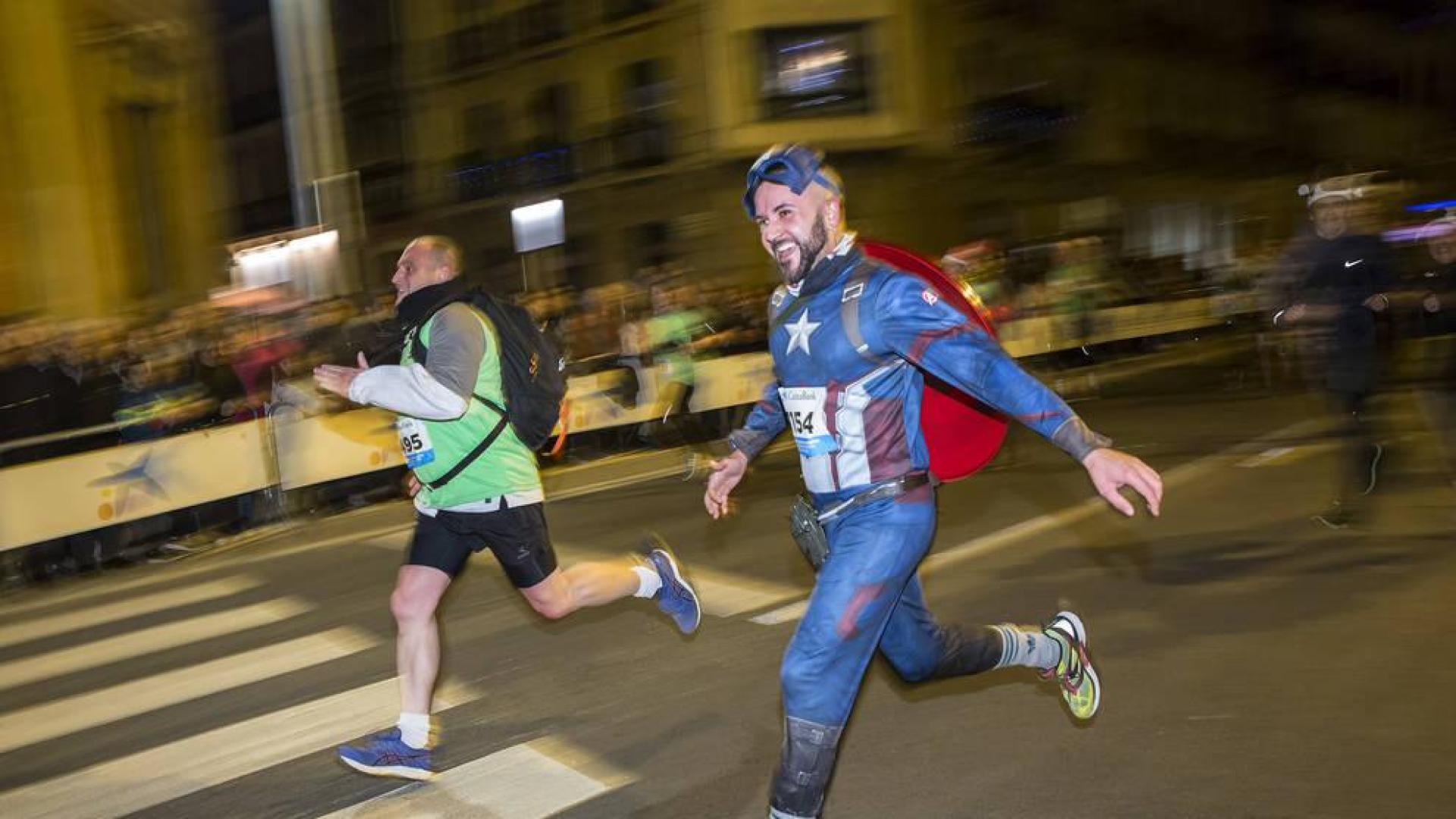 Dos corredores, en la San Silvestre de Pamplona del año pasado.