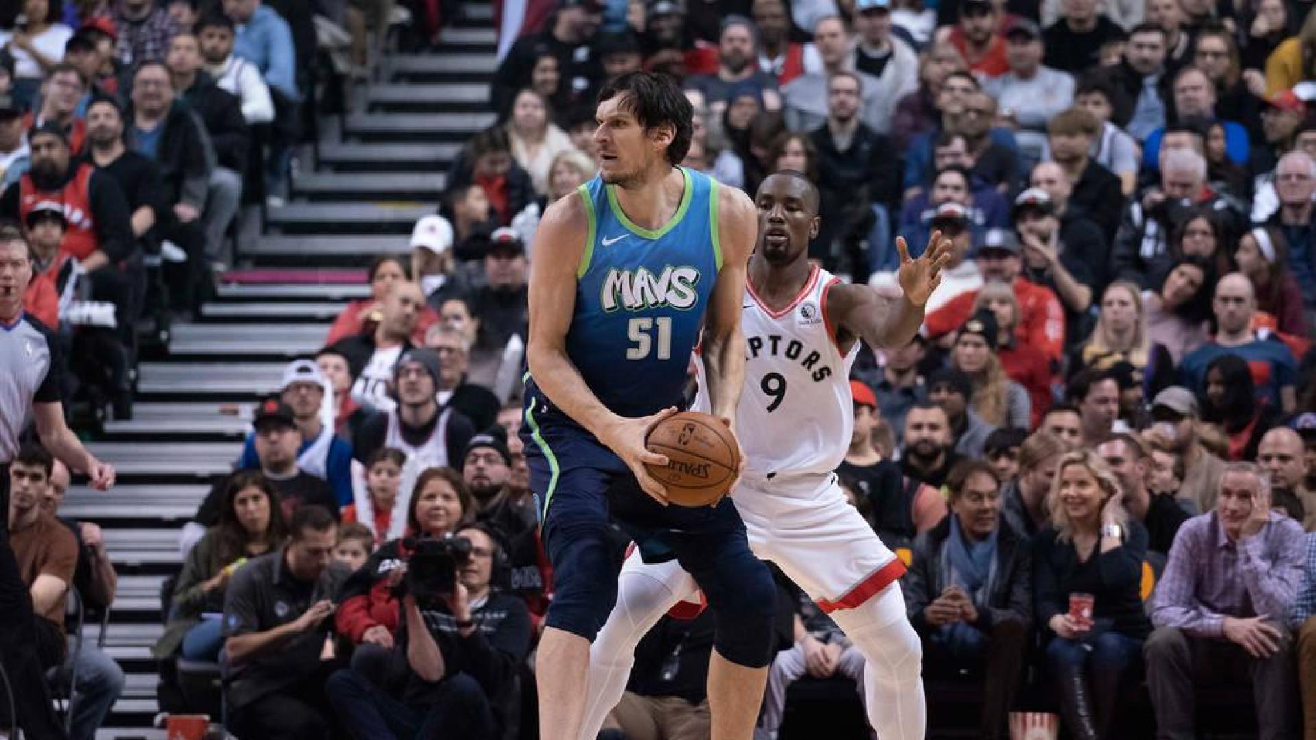 Ibaka defiende a Boban Marjanovic.