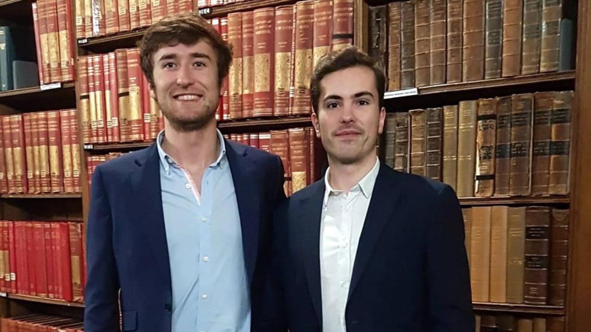Los estudiantes Iñigo de Carlos (izda.) y David Garciandía (dcha.), en una de las salas del 'college' The Oxford Union.