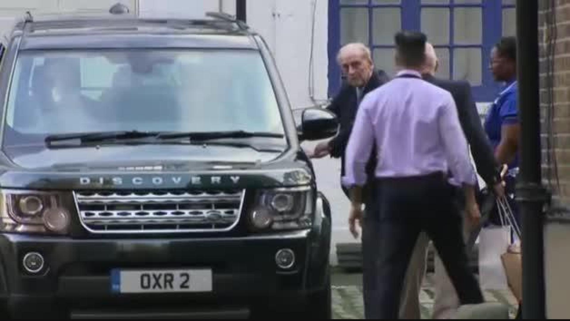 El duque de Edimburgo abandona el hospital