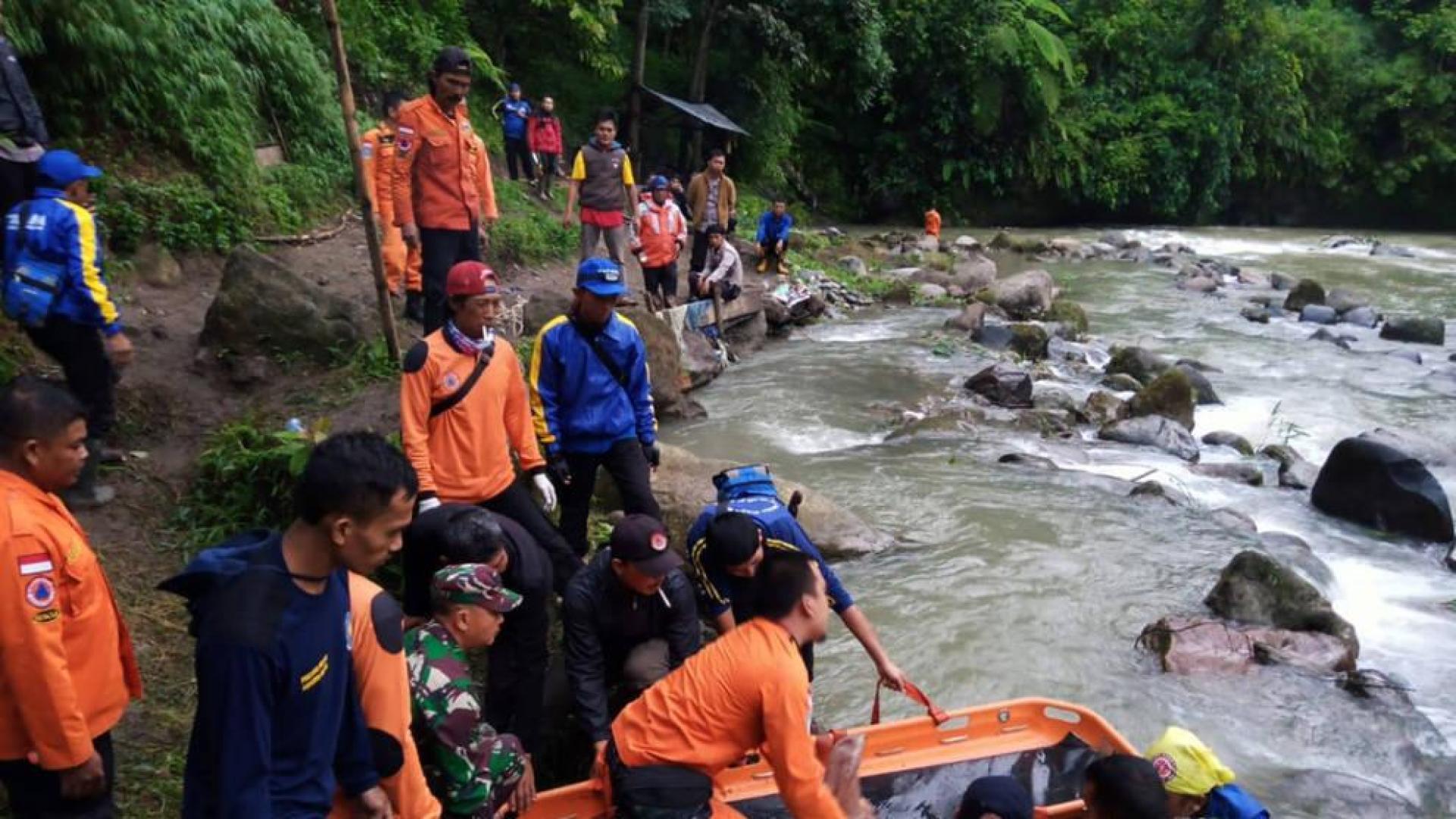 Al menos 26 muertos tras despeñarse un autobús por un barranco en Indonesia