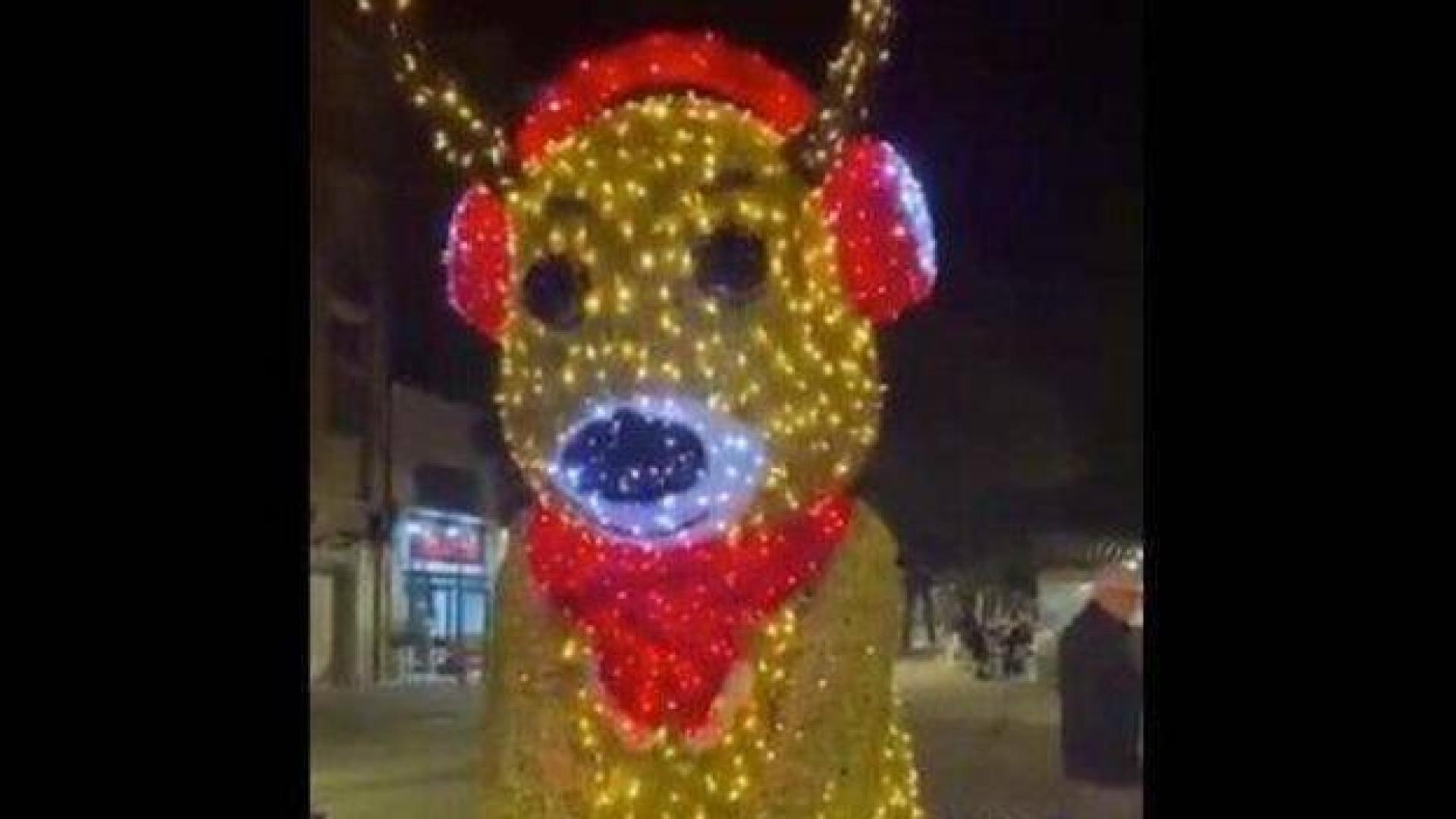El reno navideño de Viladecans, manipulado para lanzar mensajes fascistas