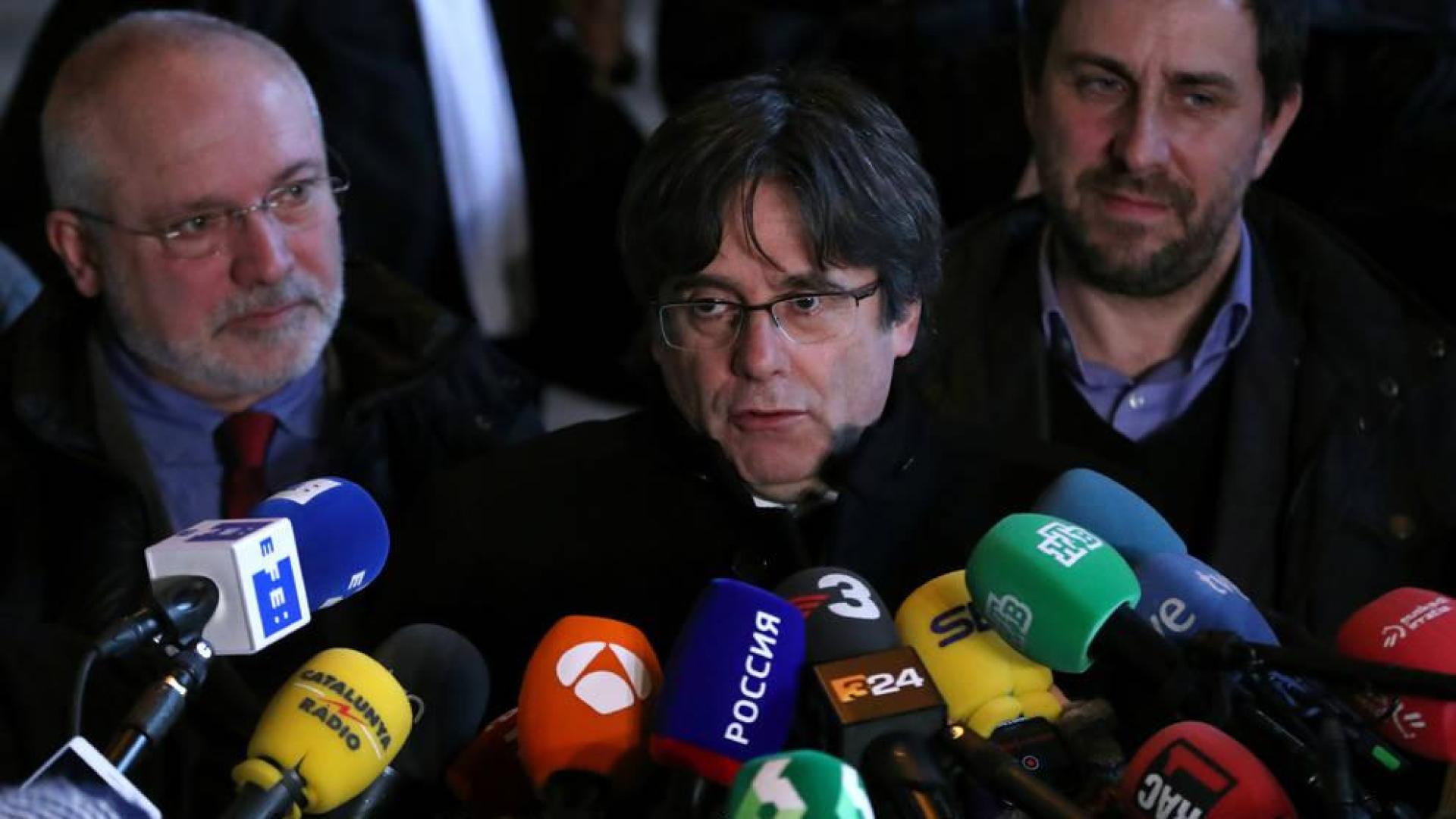 Puigdemont, rodeado por Antoni Comin y Lluis Puig en el Palacio de Justicia de Bruselas.