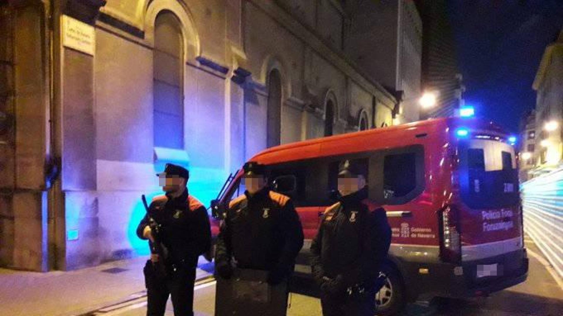 Tres agentes de la Policía Foral, en Nochebuena en Pamplona.
