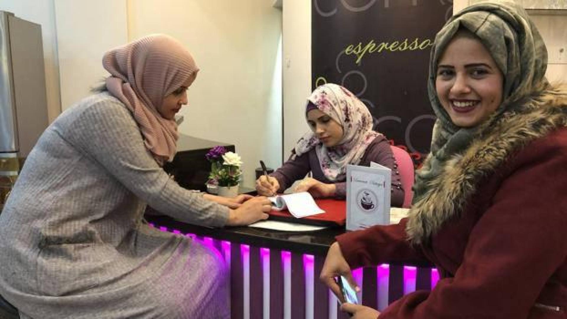 Eman cuenta con un equipo de cuatro trabajadoras y amigas.